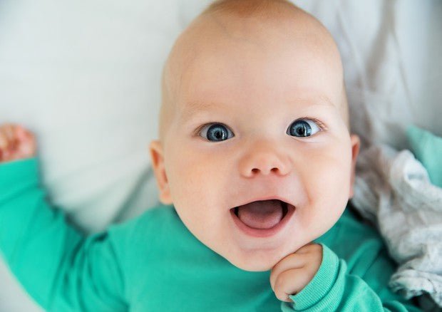 Crescere con Amore: Guida per Genitori di Neonati - Noi da piccoli