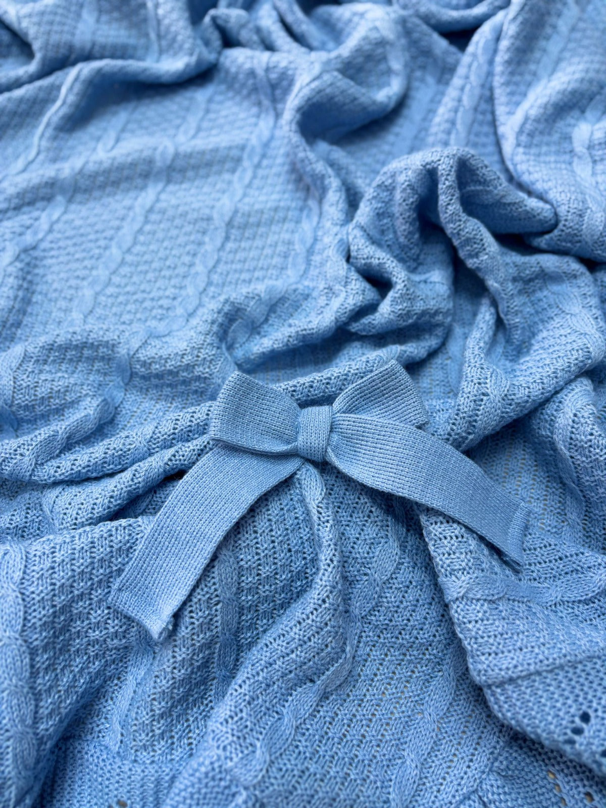 COPERTINA CON FIOCCO FILATO CALDO AZZURRO