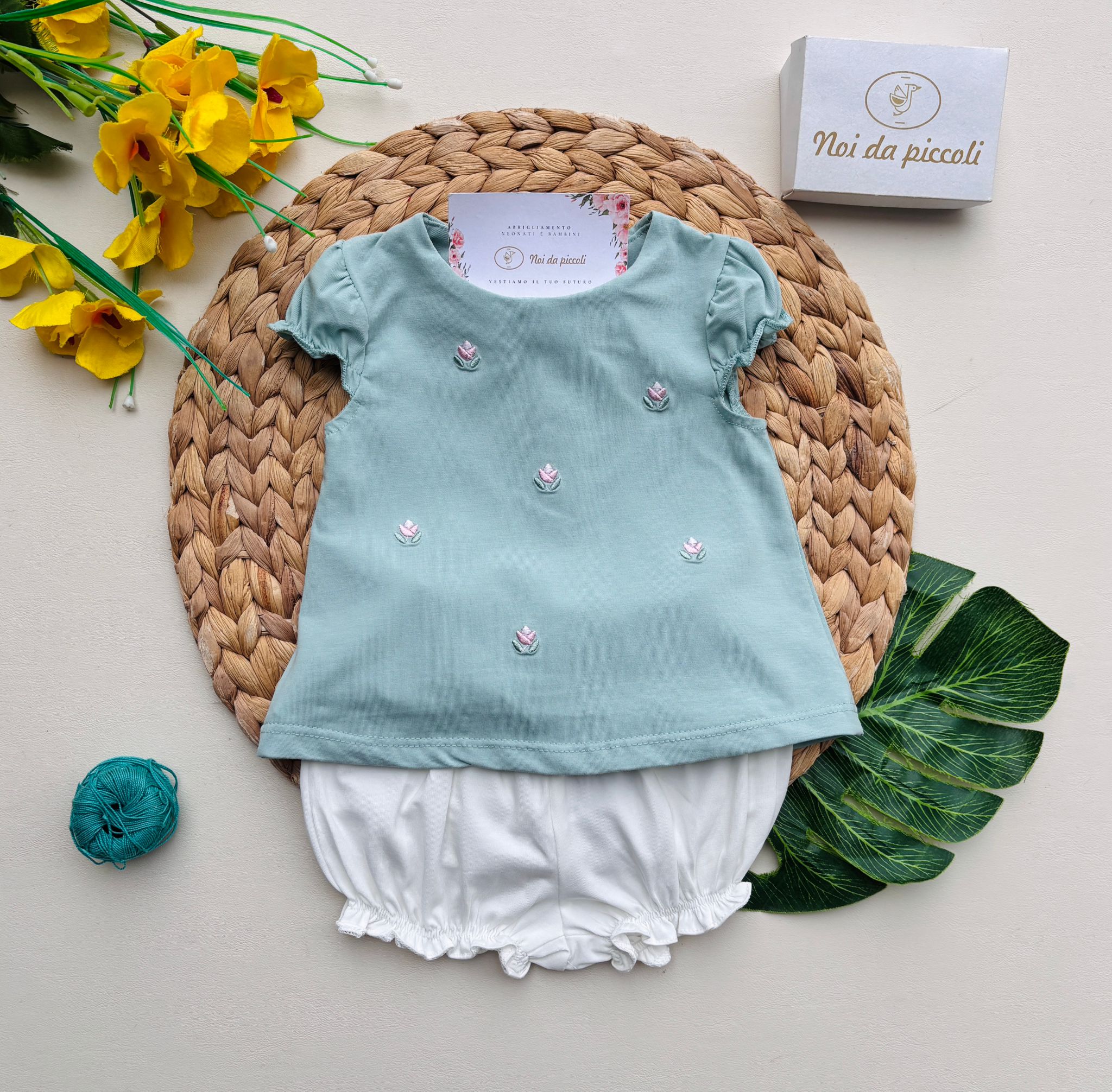MAGLIETTINA IN COTONE CON ROSELLINE E CULOTTINA BIANCO VERDE