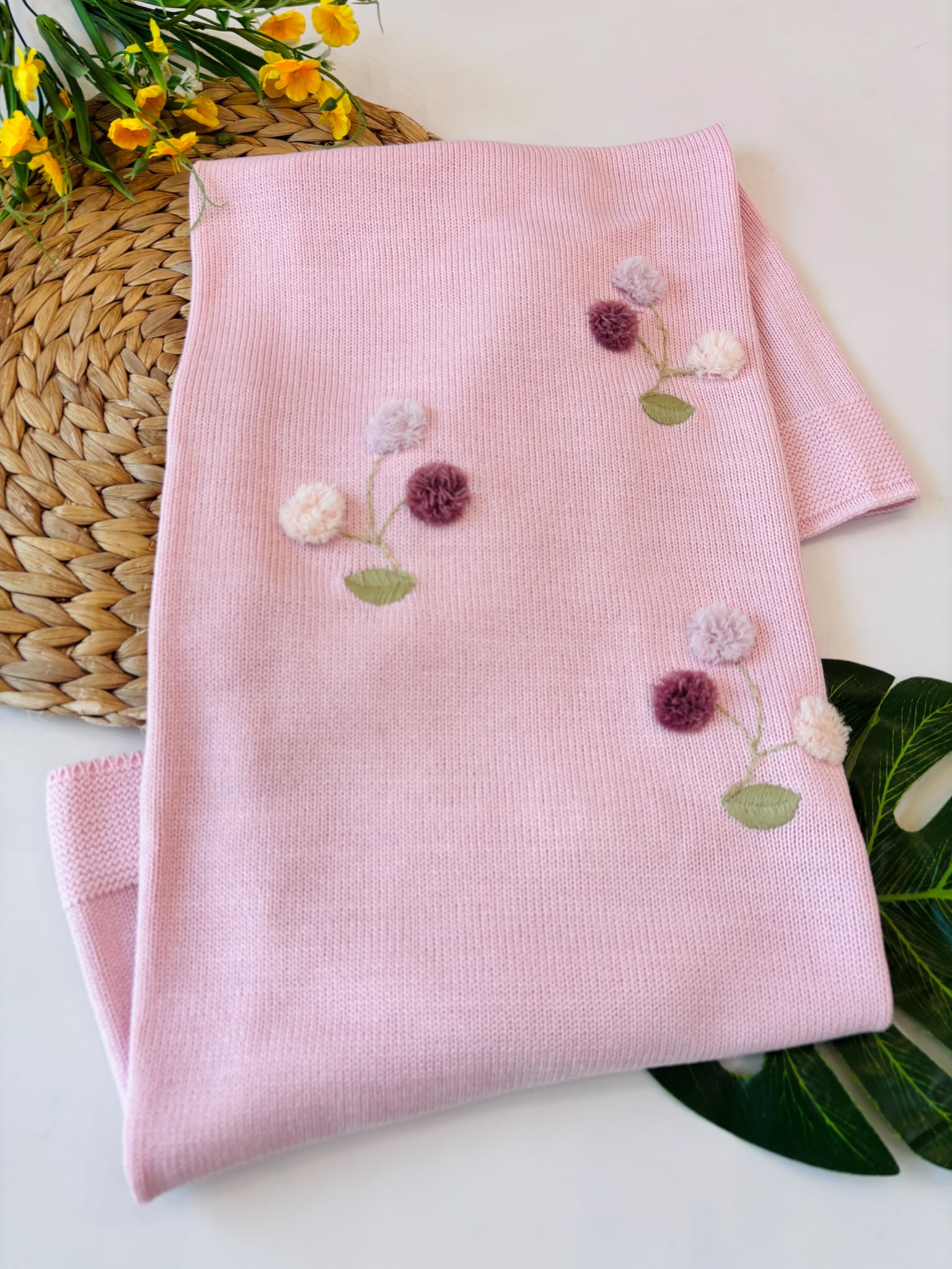 COPERTINA IN LANA ROSA FIORI DI PONPOM