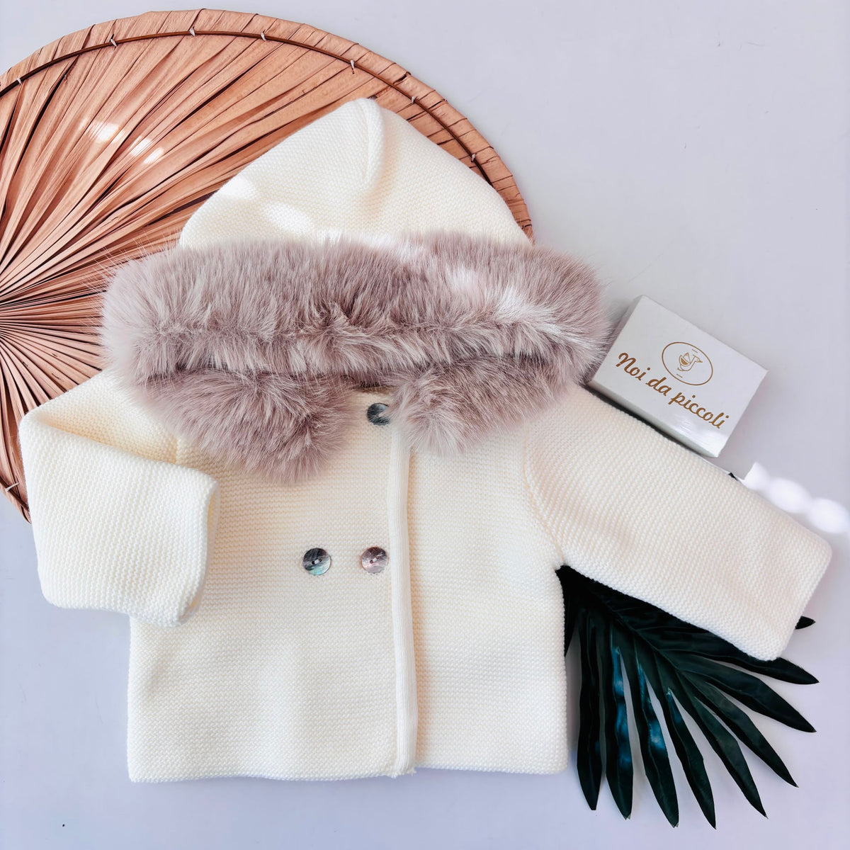 CAPPOTTO in maglia con cappuccio pelliccia ecologica PANNA