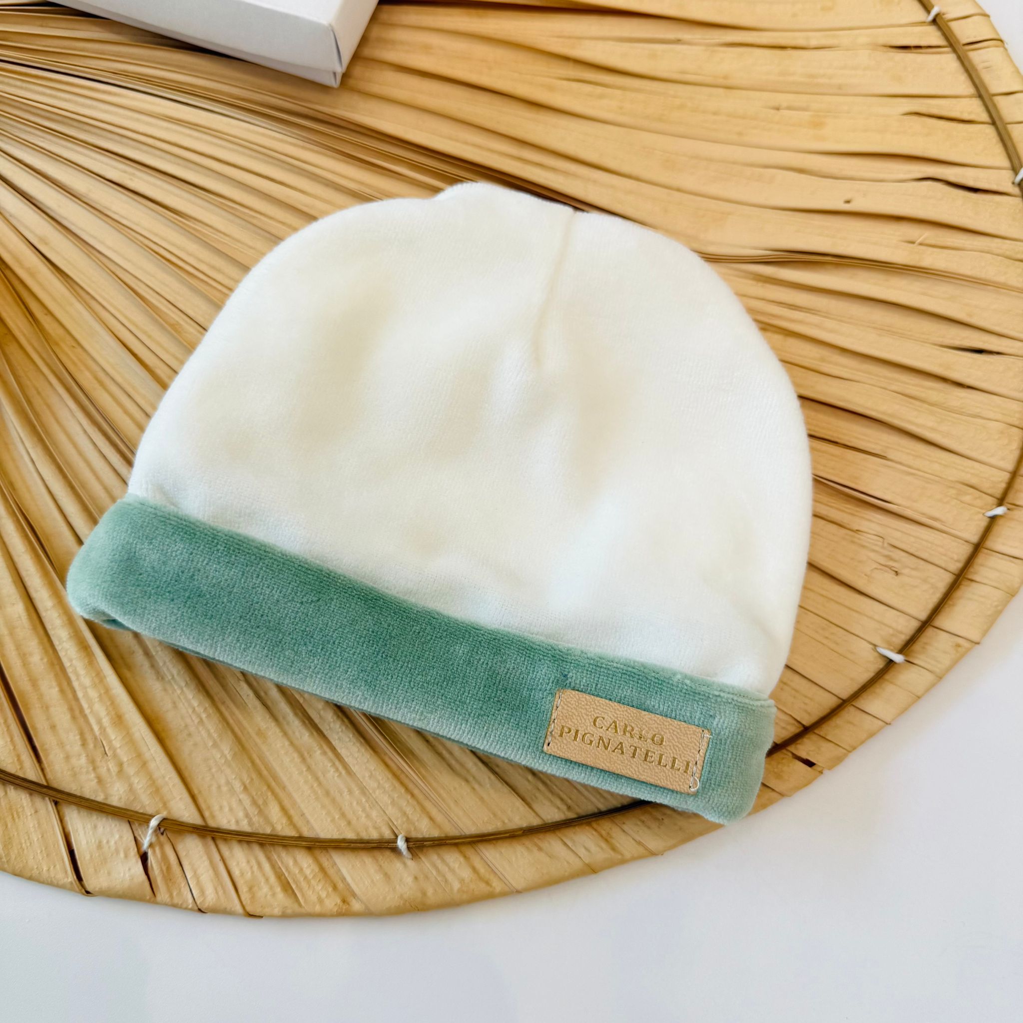 CAPPELLO IN CINIGLIA BIANCO CON BORDINO VERDE