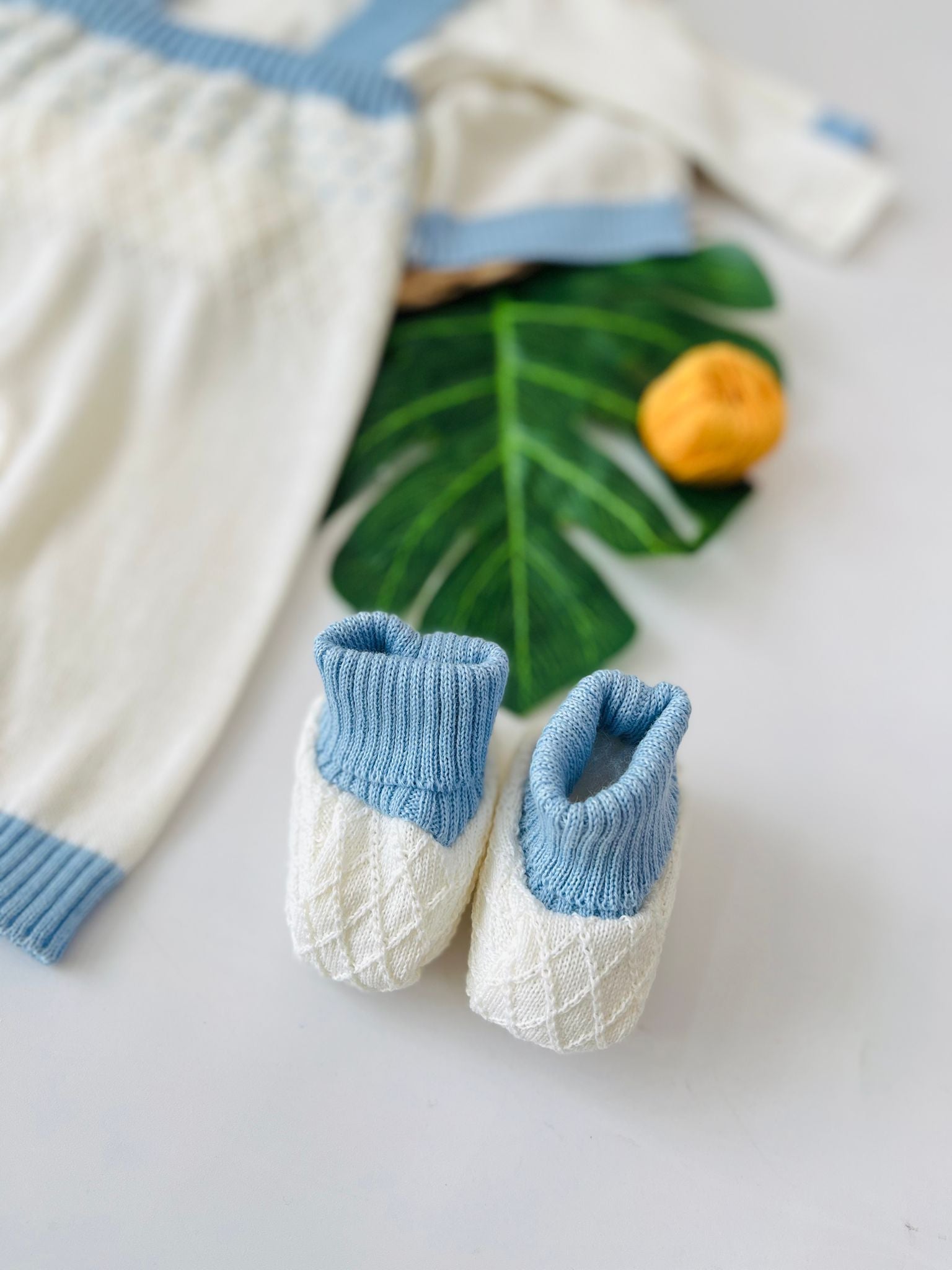 SALOPETTE CON BABBUCCE FILATO CALDO PANNA CELESTONE