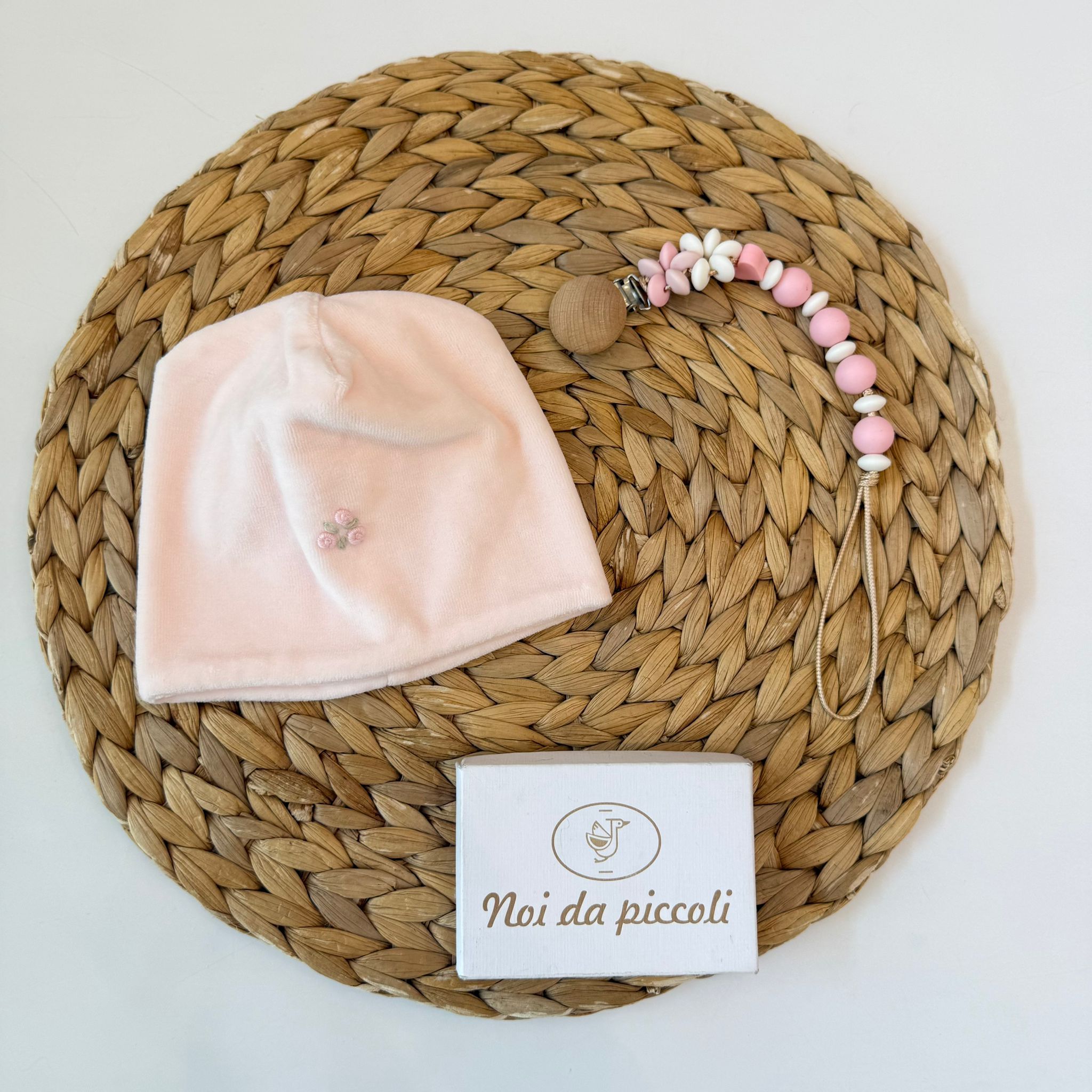 CAPPELLO IN CINIGLIA ROSA CON DESIGN DELICATO E RAFFINATO