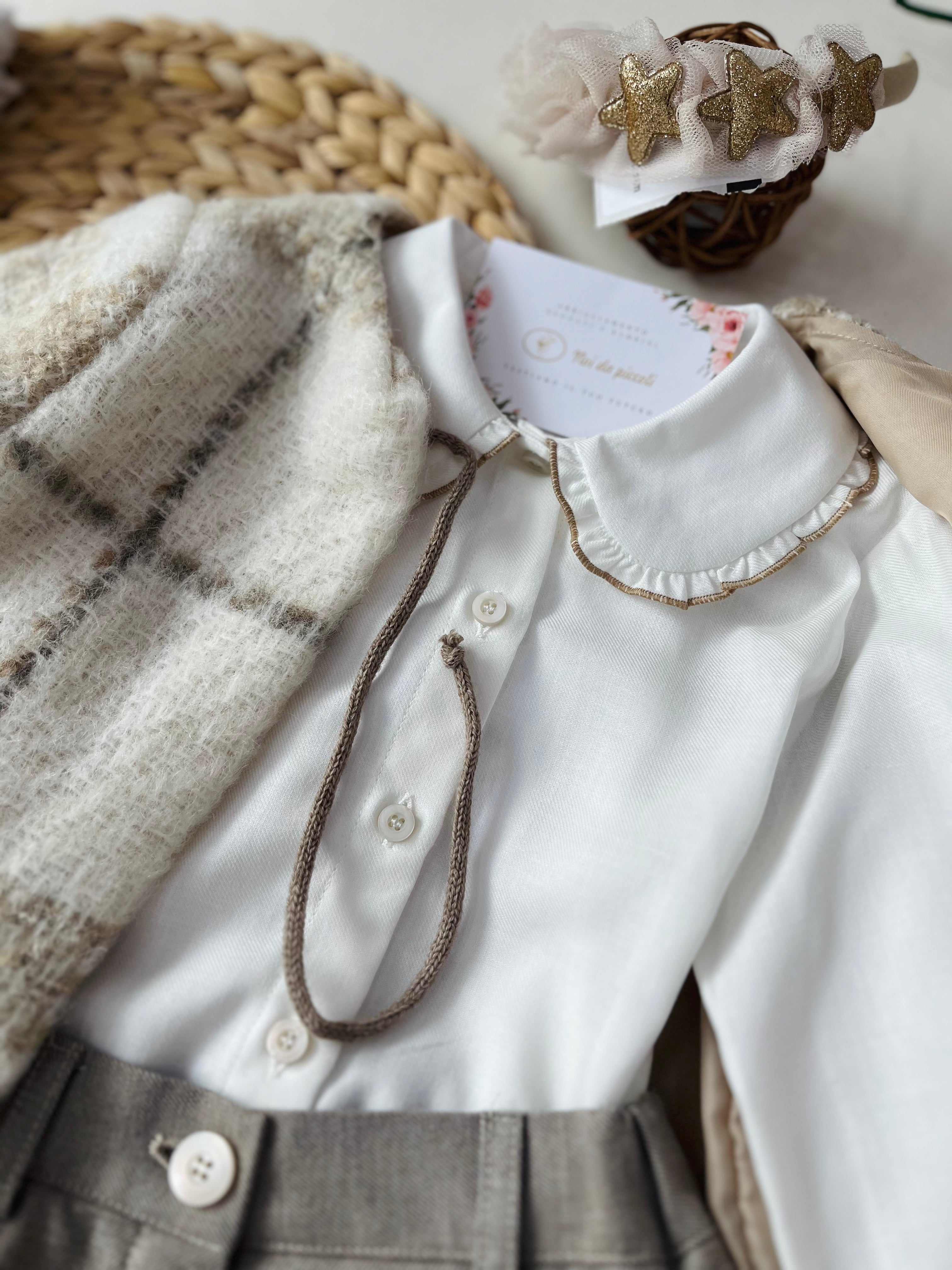 CHEMISE À CARREAUX BEIGE AVEC PANTALON ET VESTE