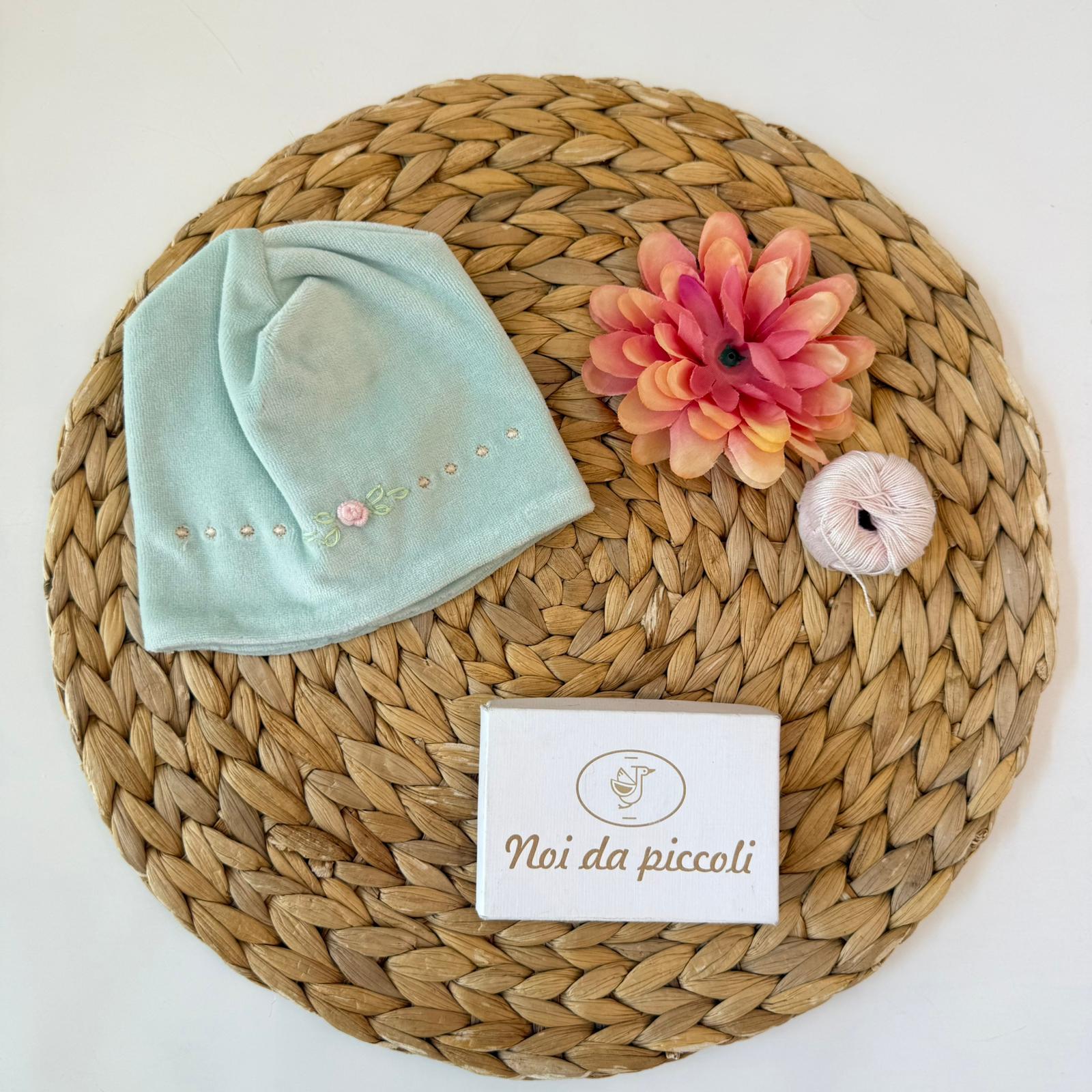 CAPPELLO IN CINIGLIA VERDE ACQUA CON FIORI NEI TONI DEL ROSA E VERDE