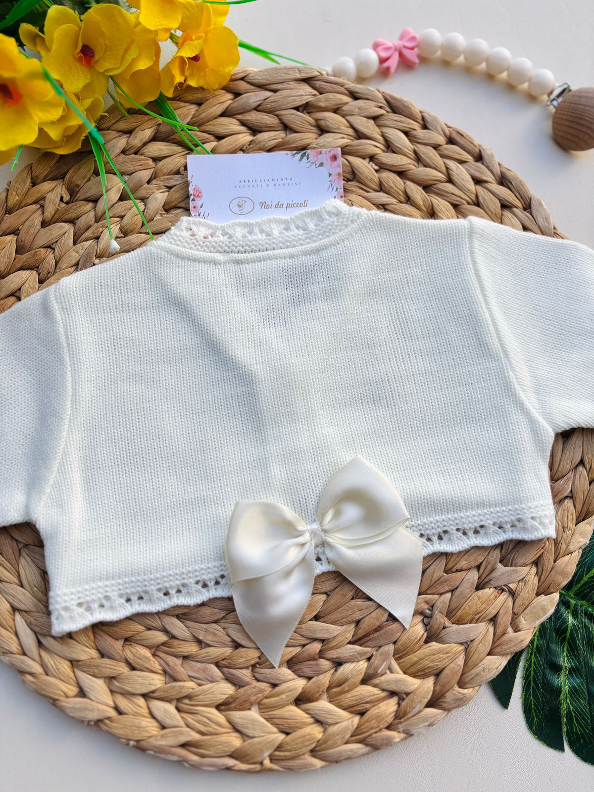 Warm yarn sweater with delicate embroidery and small bow off-white
