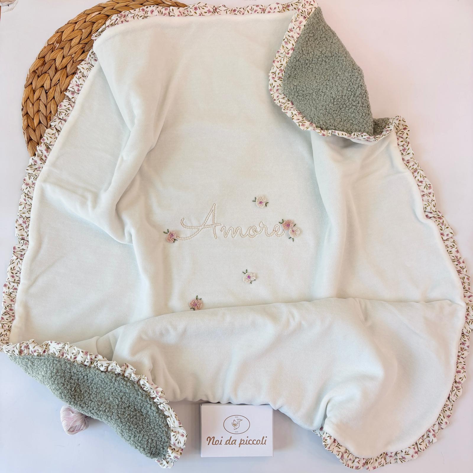 COPERTA IN CINIGLIA E TESSUSO PANNA CON DELIC ATA SCRITTA "AMORE"