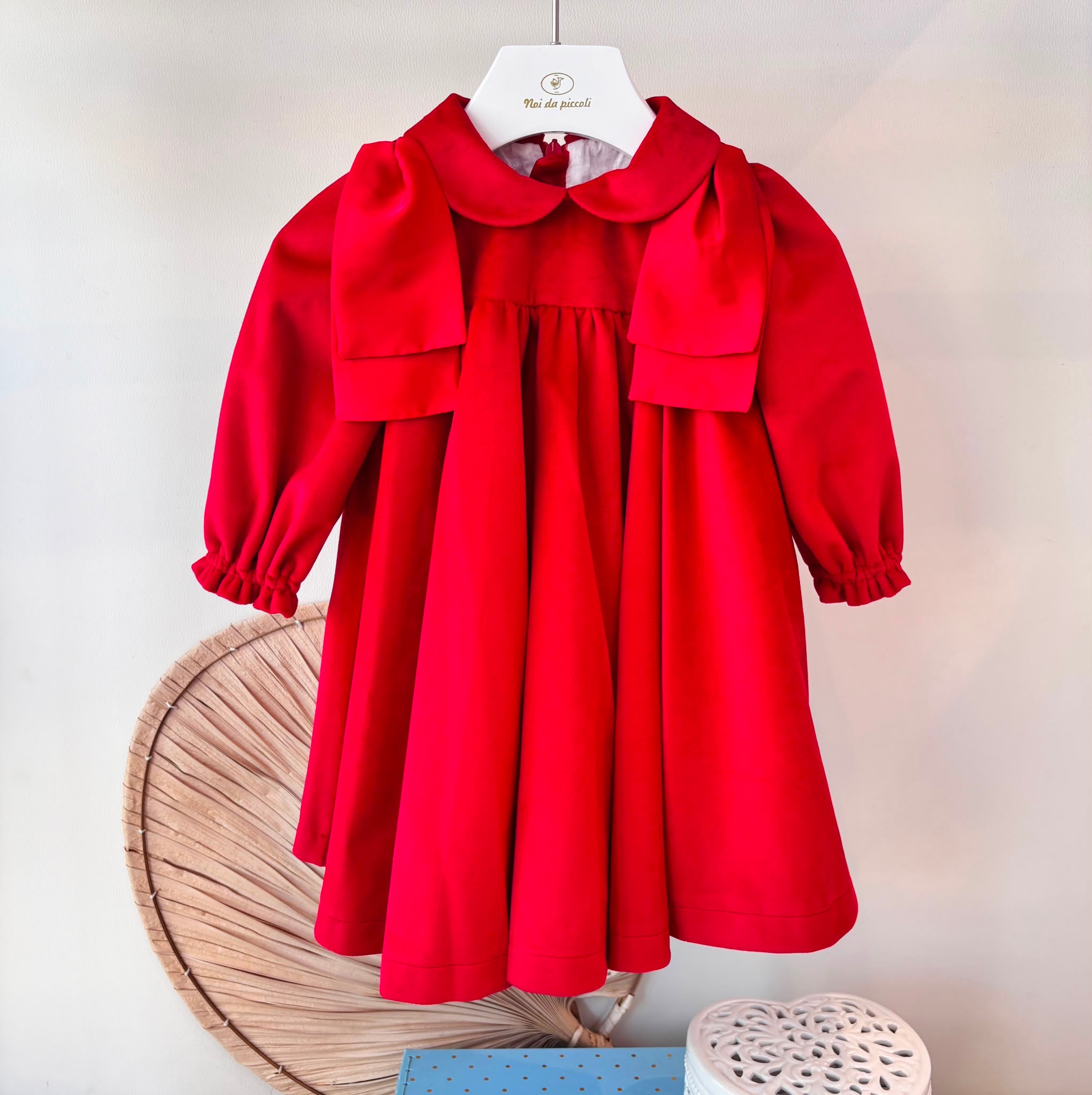 ABITINO IN VELLUTO ROSSO CON FIOCCO SULLE SPALLE