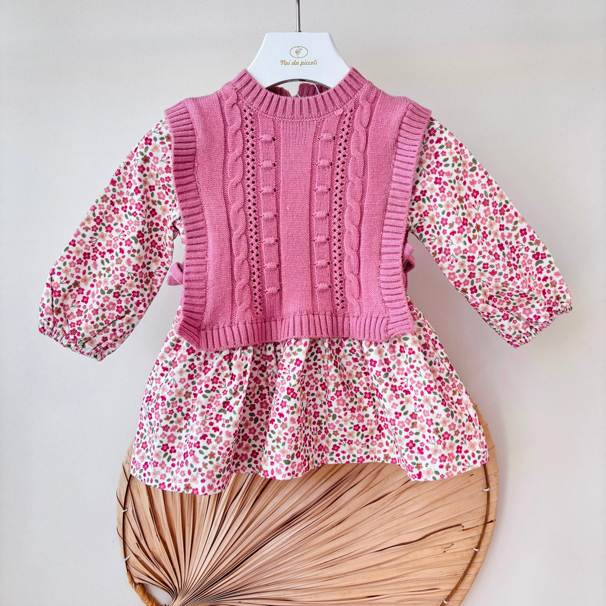 VESTITO IN FILATO CALDO ROSA CON FIORELLINI