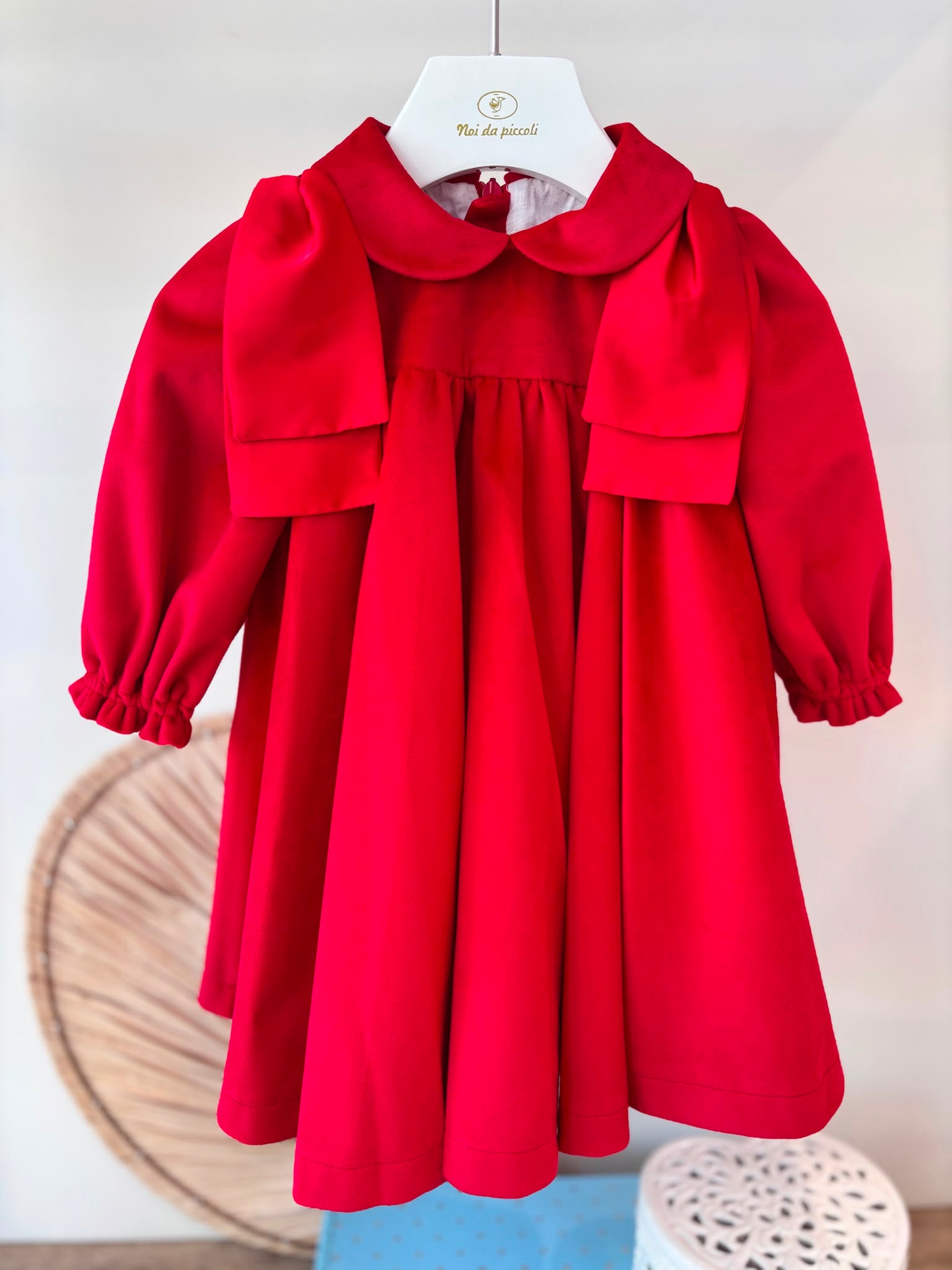 ABITINO IN VELLUTO ROSSO CON FIOCCO SULLE SPALLE