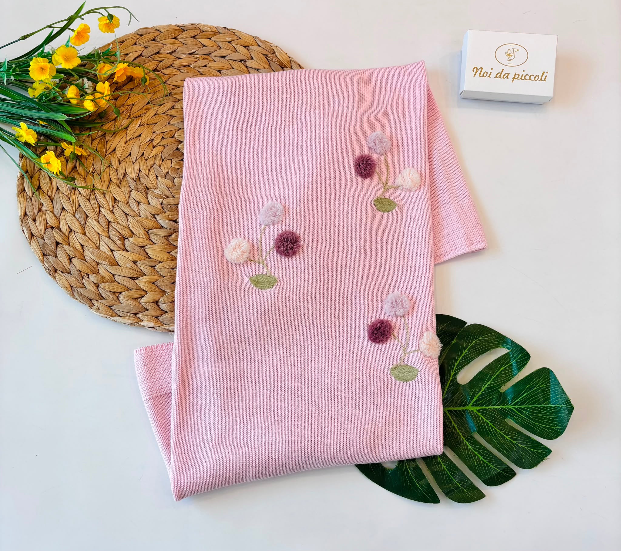 COPERTINA IN LANA ROSA FIORI DI PONPOM