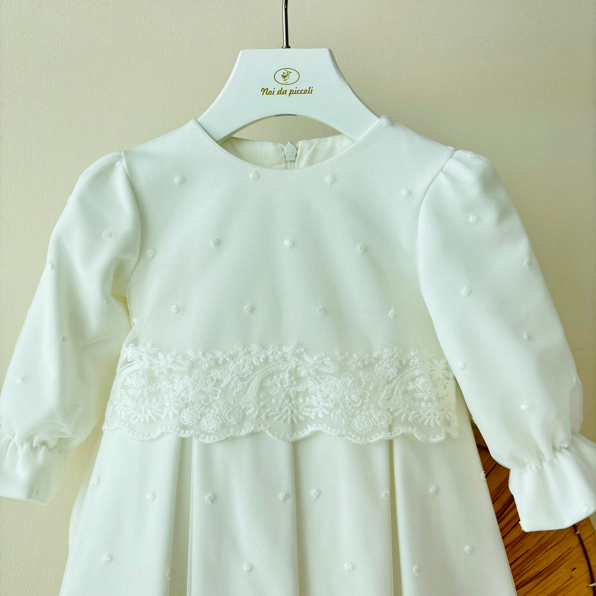 ABITO CERIMONIALE CON POIS E MERLETTO BIANCO