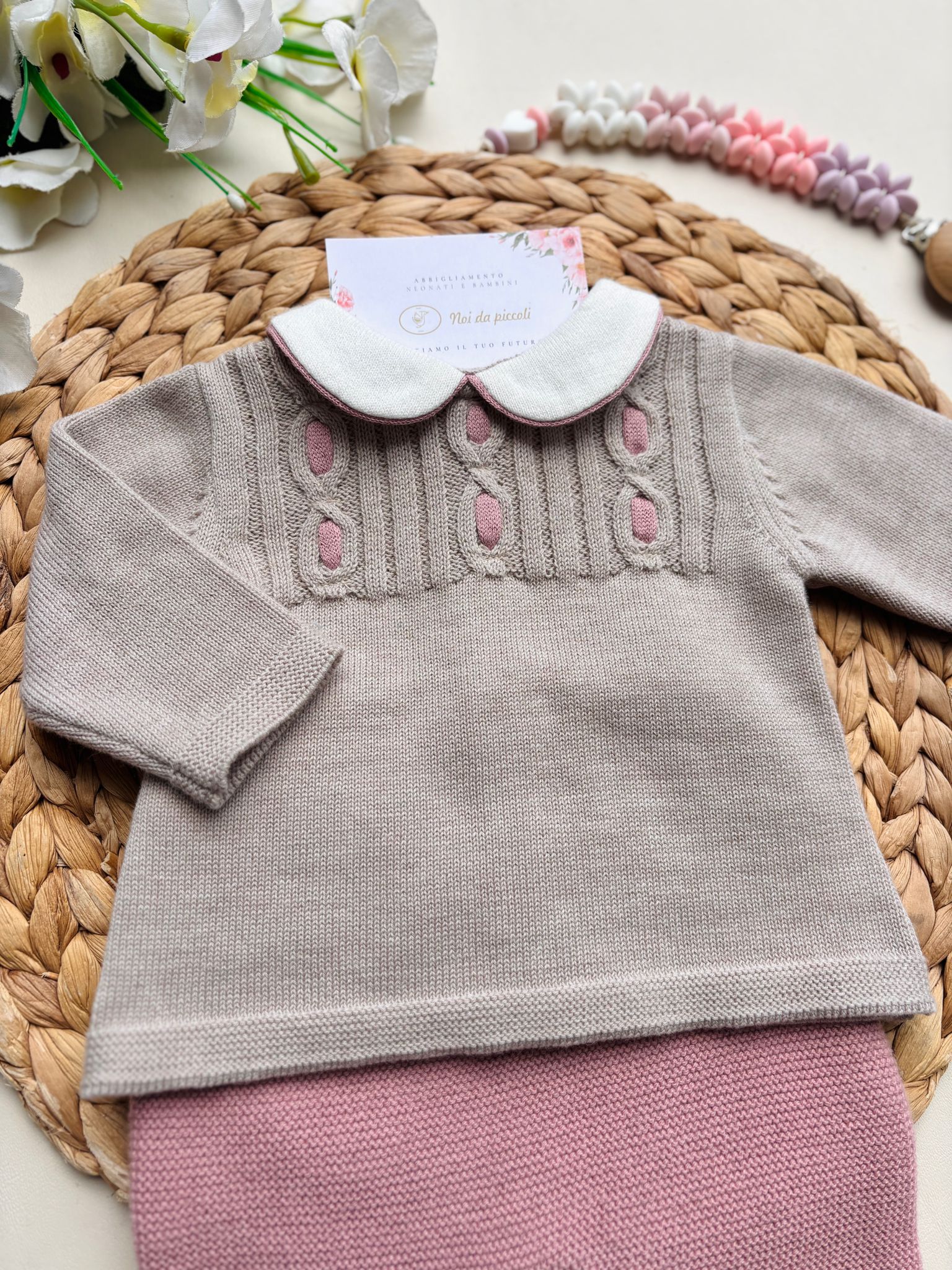 COMPLETO 2 PZ IN FILATO CALDO CON RICAMI ROSA BEIGE