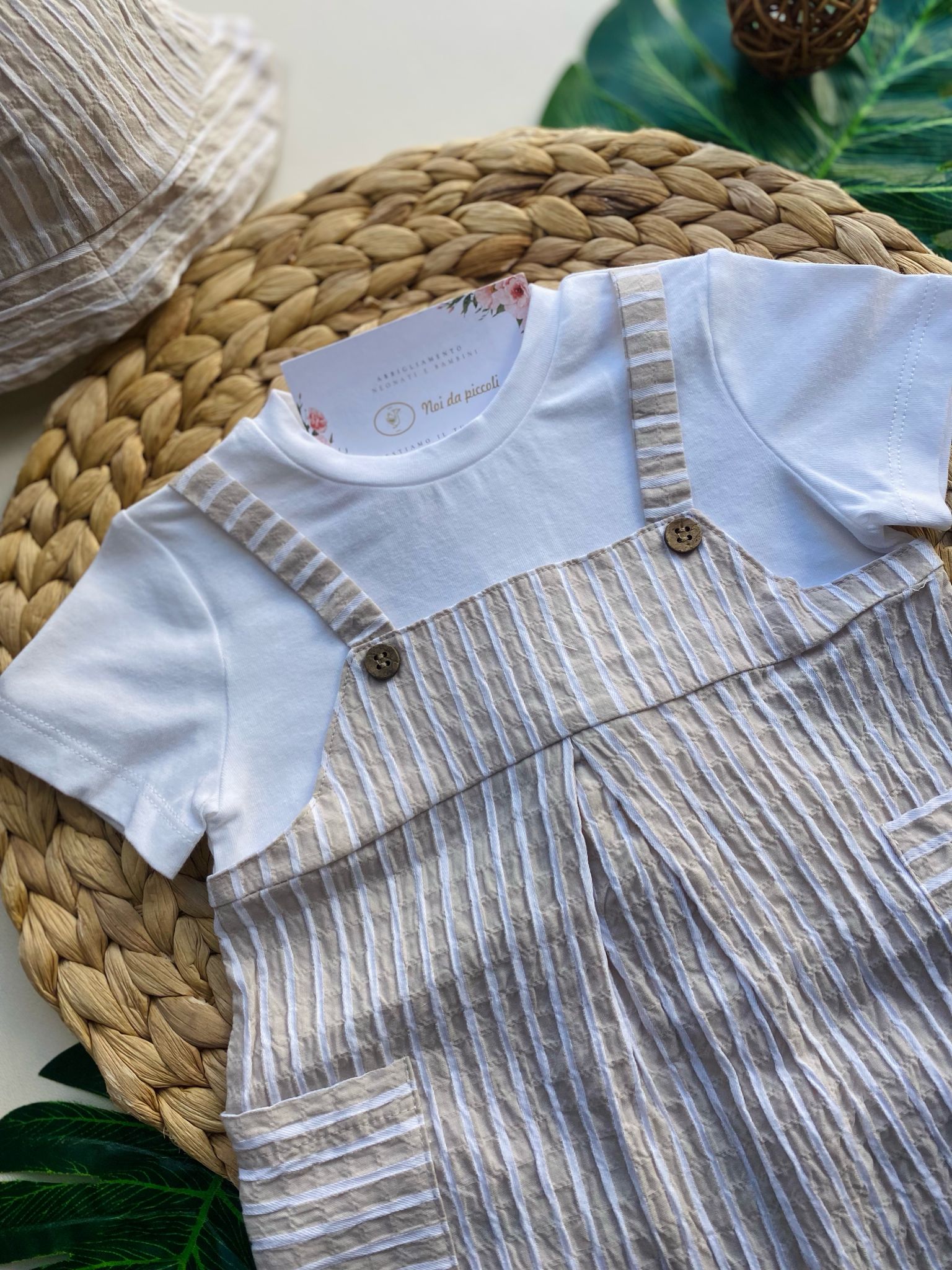 Ensemble 2 pièces avec salopette beige et blanche et t-shirt blanc