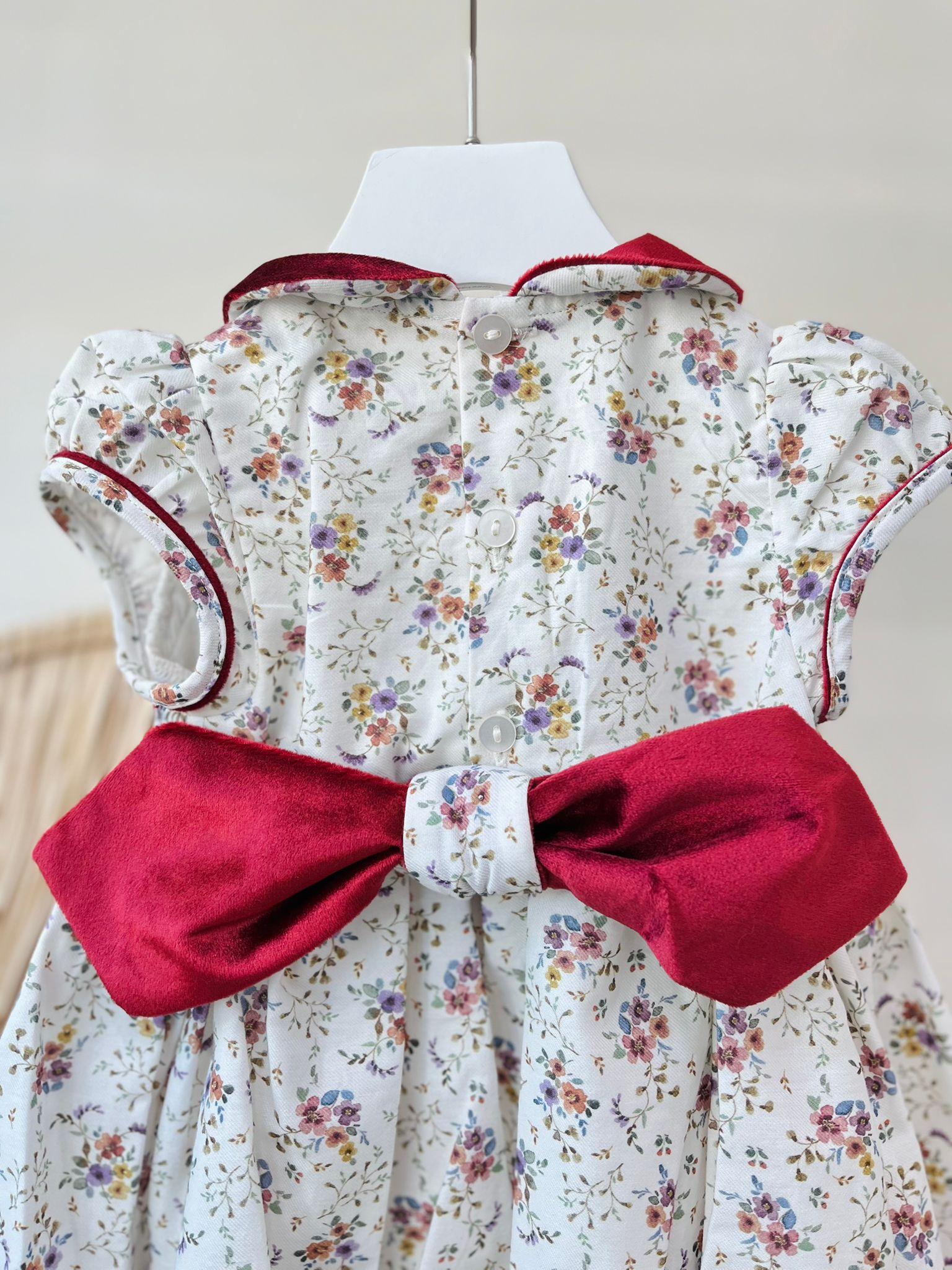 ABITINO A MANICA CORTA FLOREALE CON BOTTONCINI E COLLETTO ROSSO IN VELLUTO BIANCO ROSSO - Noi da piccoli