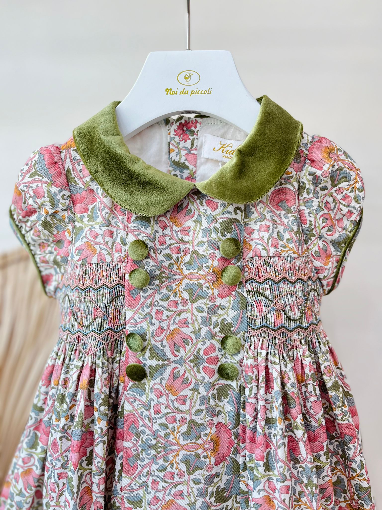 ABITINO A MANICA CORTA FLOREALE CON BOTTONCINI E COLLETTO ROSSO IN VELLUTO ROSA VERDE - Noi da piccoli