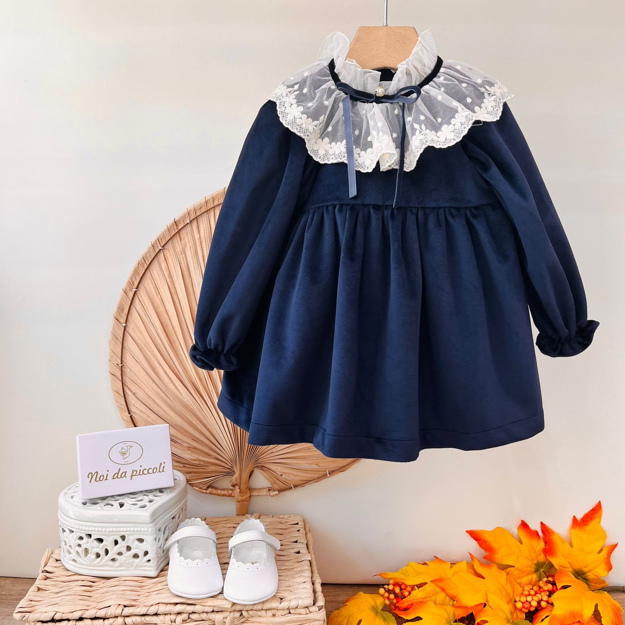ABITINO A MANICA LUNGA CON COLLETTO A VOLANT E FIORELLINI RICAMATI BLU NOTTE - Noi da piccoli