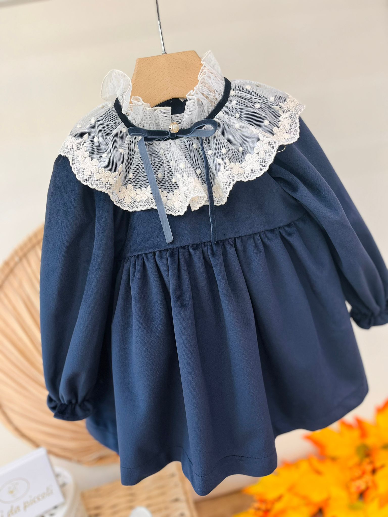 ABITINO A MANICA LUNGA CON COLLETTO A VOLANT E FIORELLINI RICAMATI BLU NOTTE - Noi da piccoli