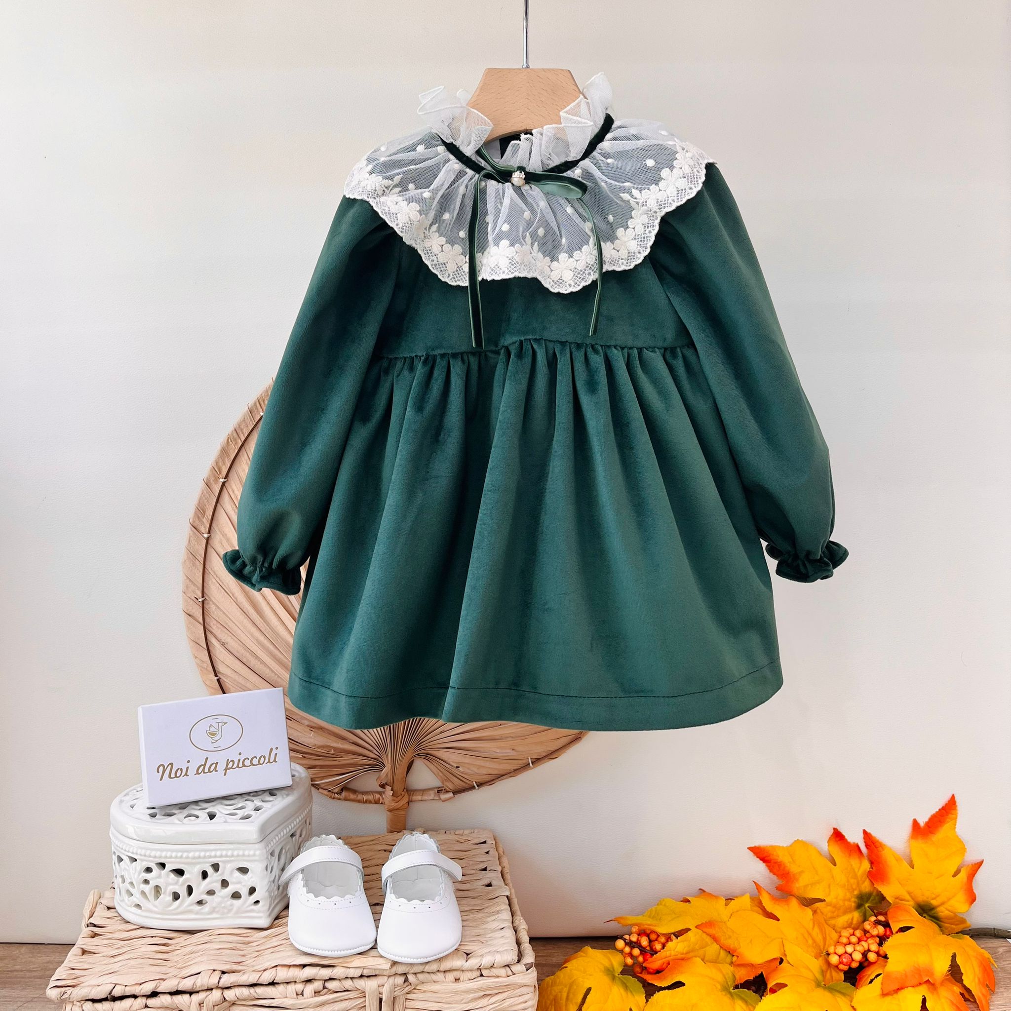 ABITINO A MANICA LUNGA CON COLLETTO A VOLANT E FIORELLINI RICAMATI VERDE - Noi da piccoli