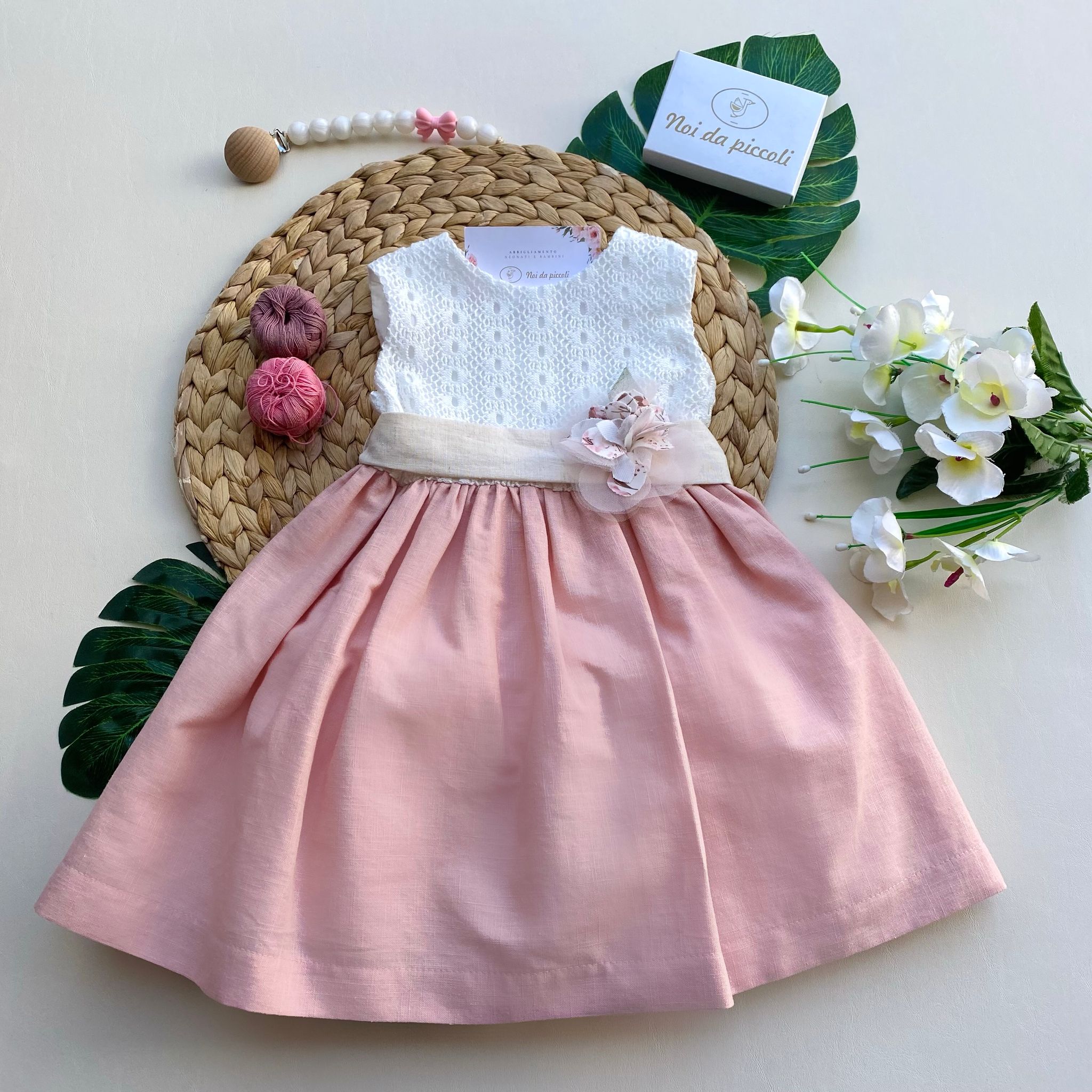 ABITINO BIANCO E ROSA CON FASCIA CENTRALE BEIGE CON FIORELLINO ROSA - Noi da piccoli