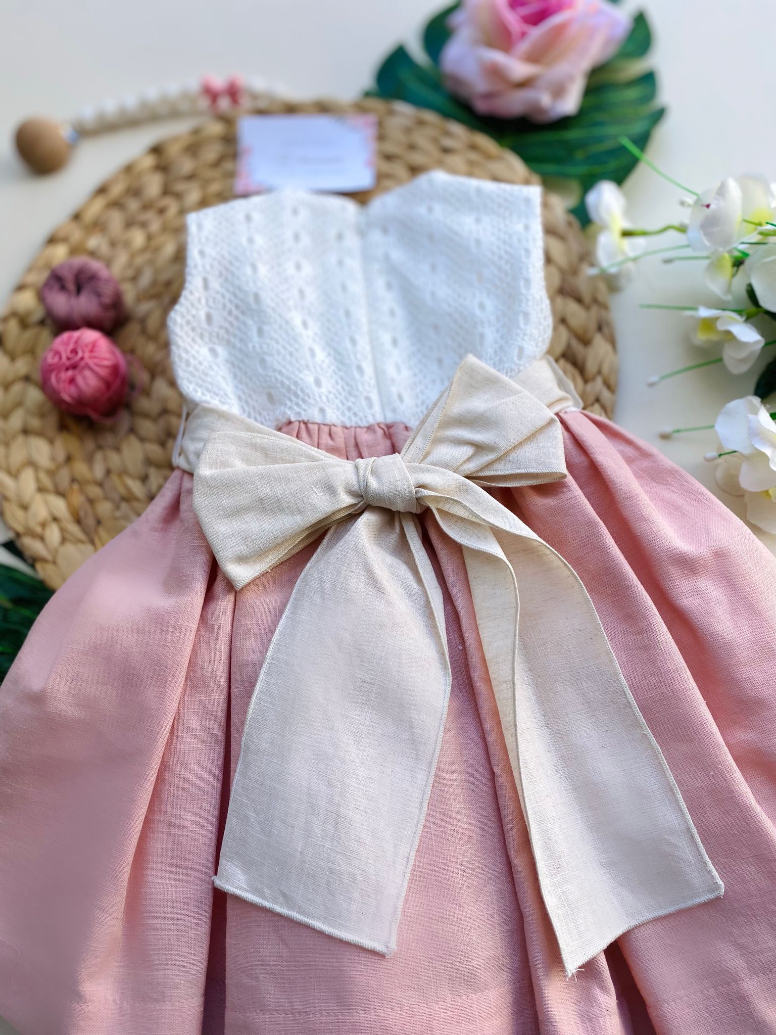 ABITINO BIANCO E ROSA CON FASCIA CENTRALE BEIGE CON FIORELLINO ROSA - Noi da piccoli