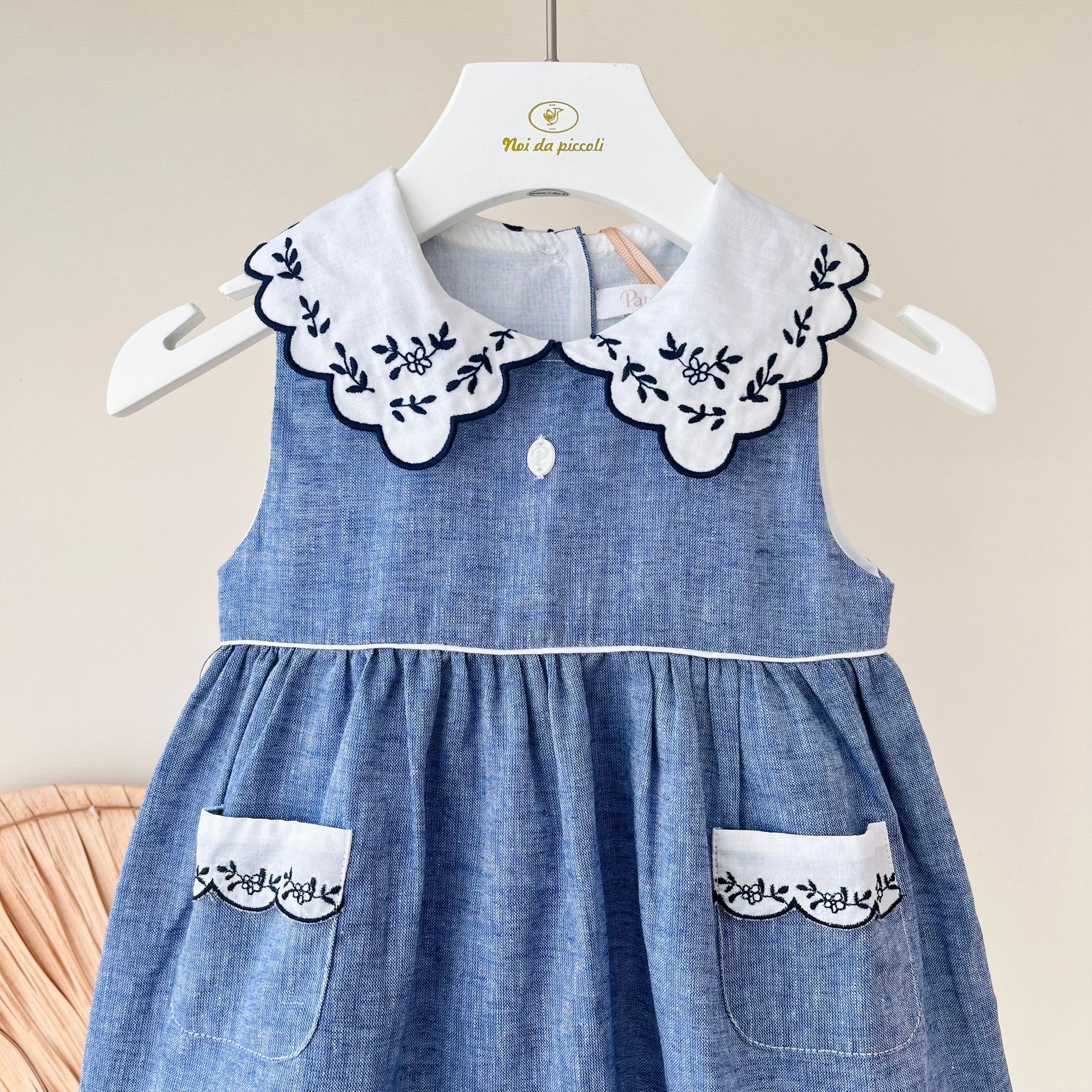 ABITINO BLU E DETTAGLI SMERLATI - Noi da piccoli