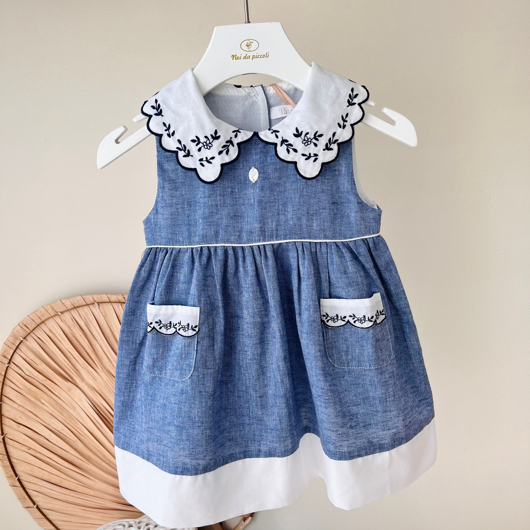 ABITINO BLU E DETTAGLI SMERLATI - Noi da piccoli