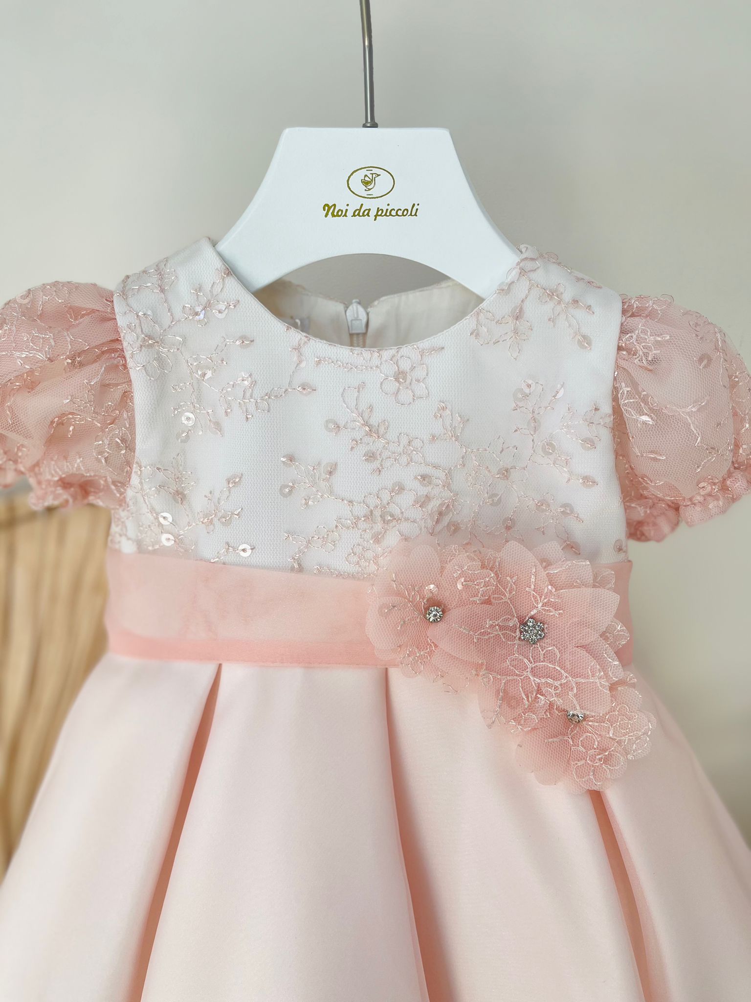 ABITINO CERIMONIALE AMPIO CON FIORELLINI E MERLETTO ROSA - Noi da piccoli