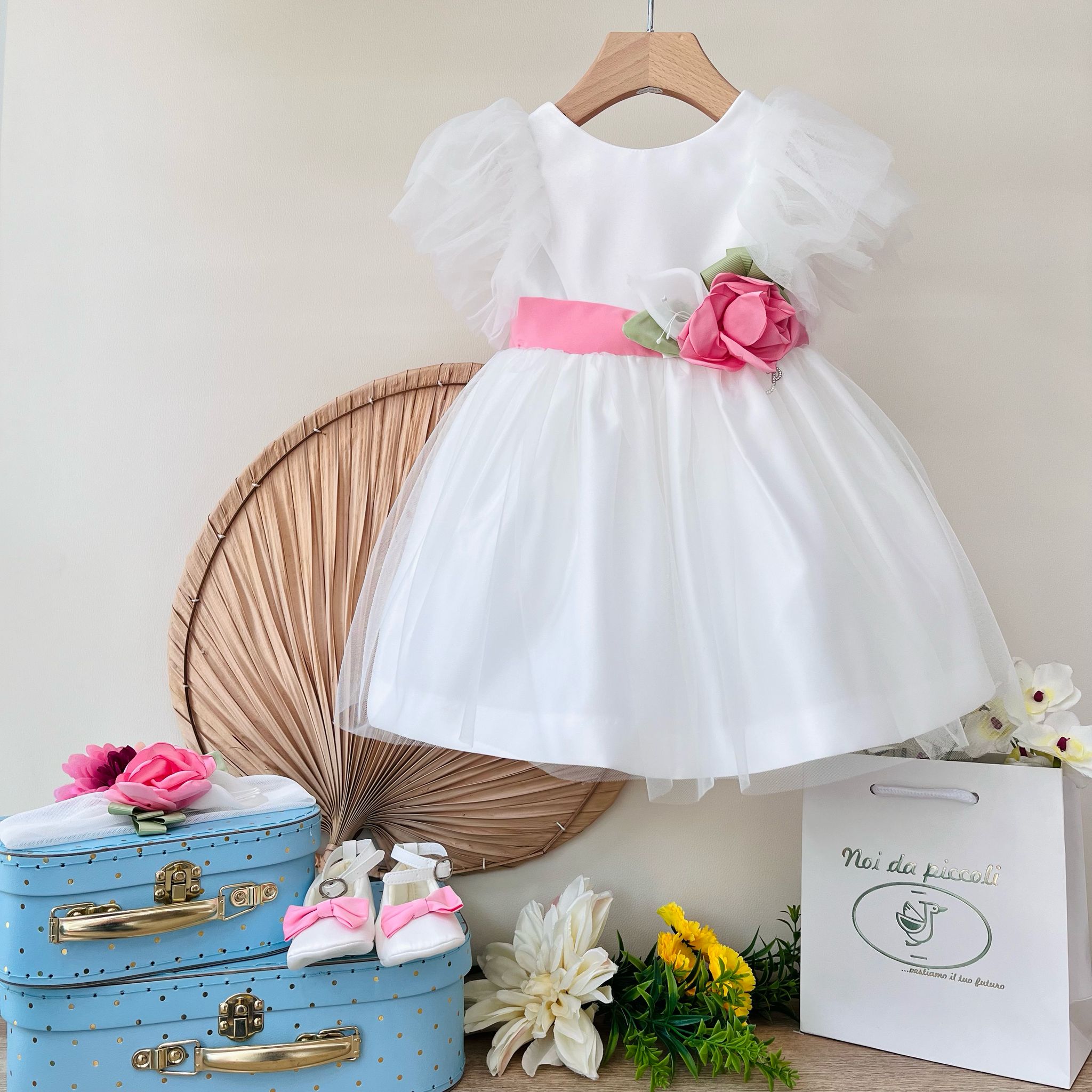 ABITINO CERIMONIALE BIANCO CON FASCIA ROSA E FIORE ADELINE - Noi da piccoli