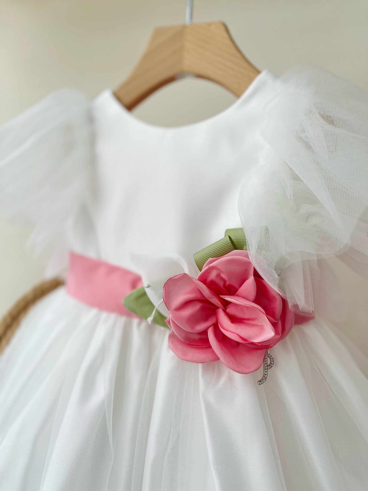 ABITINO CERIMONIALE BIANCO CON FASCIA ROSA E FIORE ADELINE - Noi da piccoli