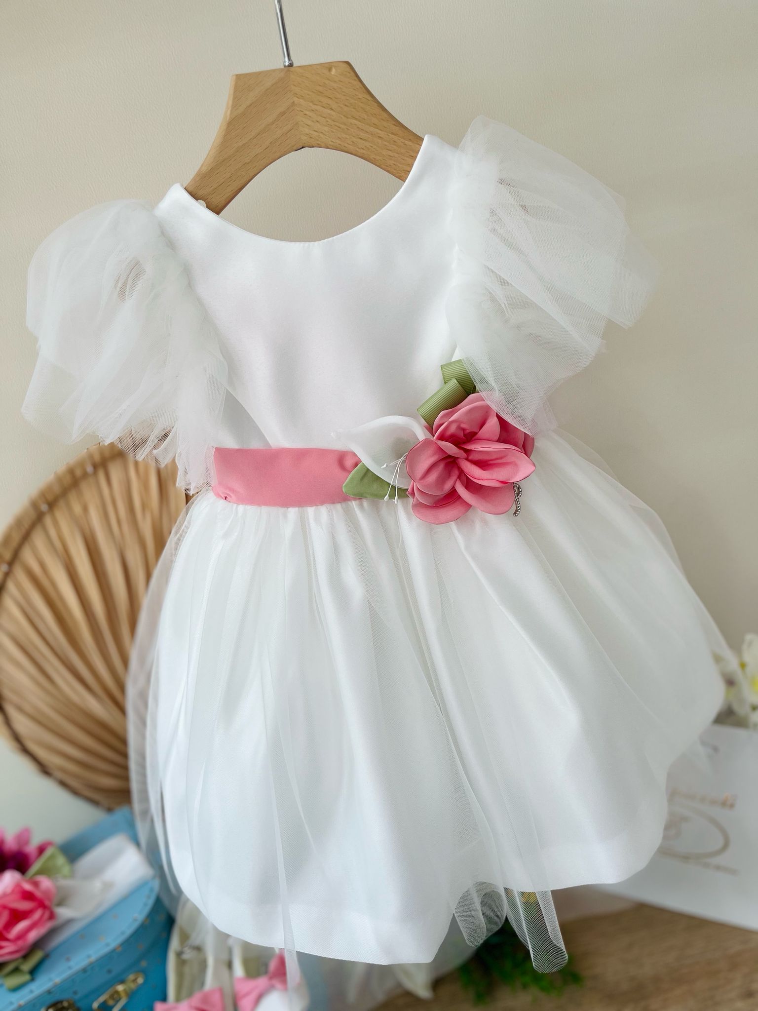 ABITINO CERIMONIALE BIANCO CON FASCIA ROSA E FIORE ADELINE - Noi da piccoli