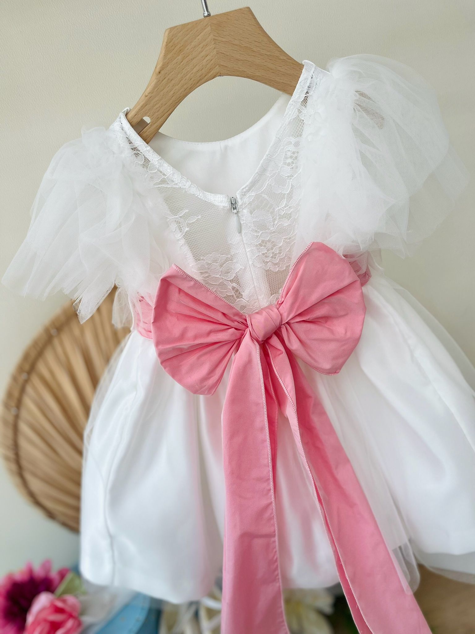 ABITINO CERIMONIALE BIANCO CON FASCIA ROSA E FIORE ADELINE - Noi da piccoli