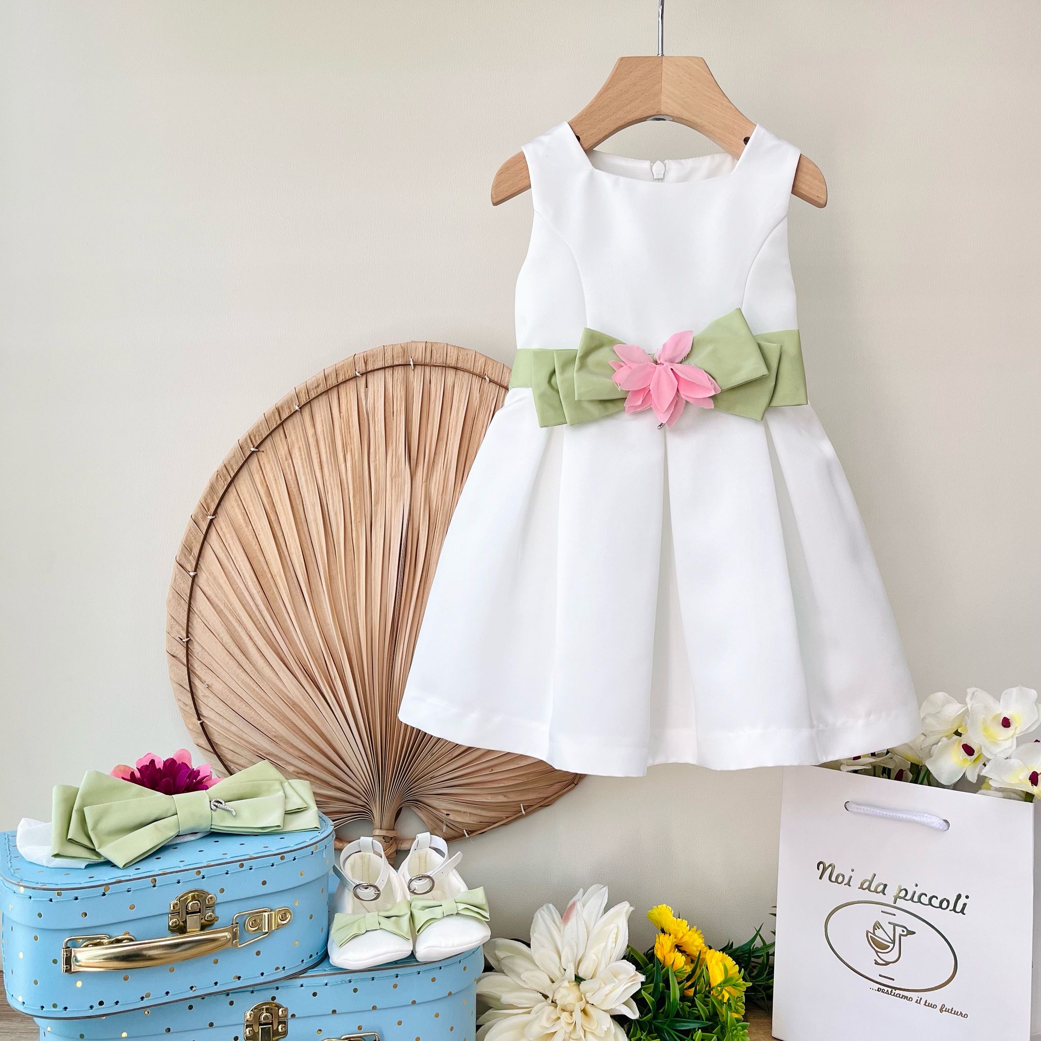 ABITINO CERIMONIALE BIANCO CON FASCIA VERDE CON FIORE VERANO - Noi da piccoli