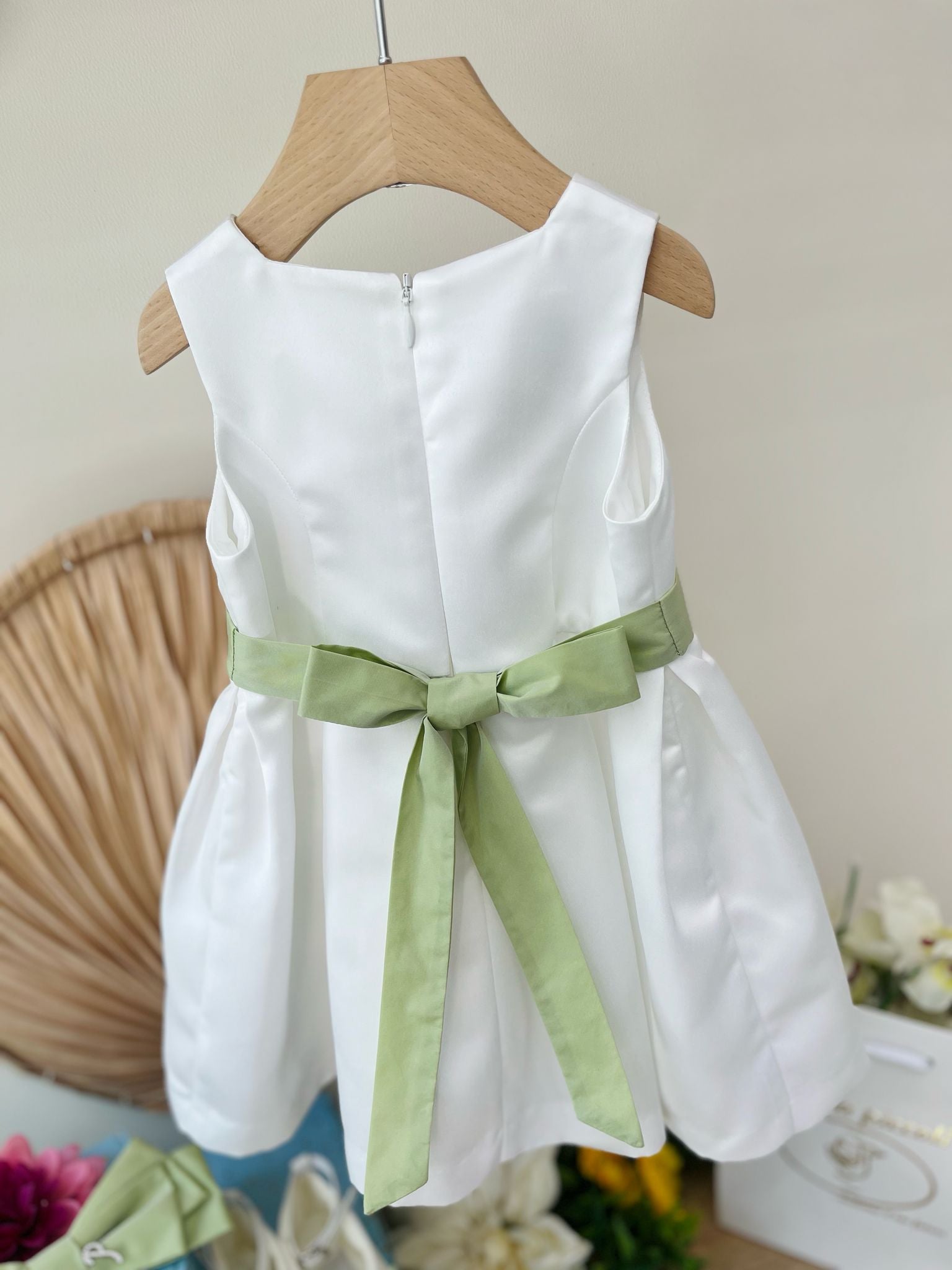 ABITINO CERIMONIALE BIANCO CON FASCIA VERDE CON FIORE VERANO - Noi da piccoli