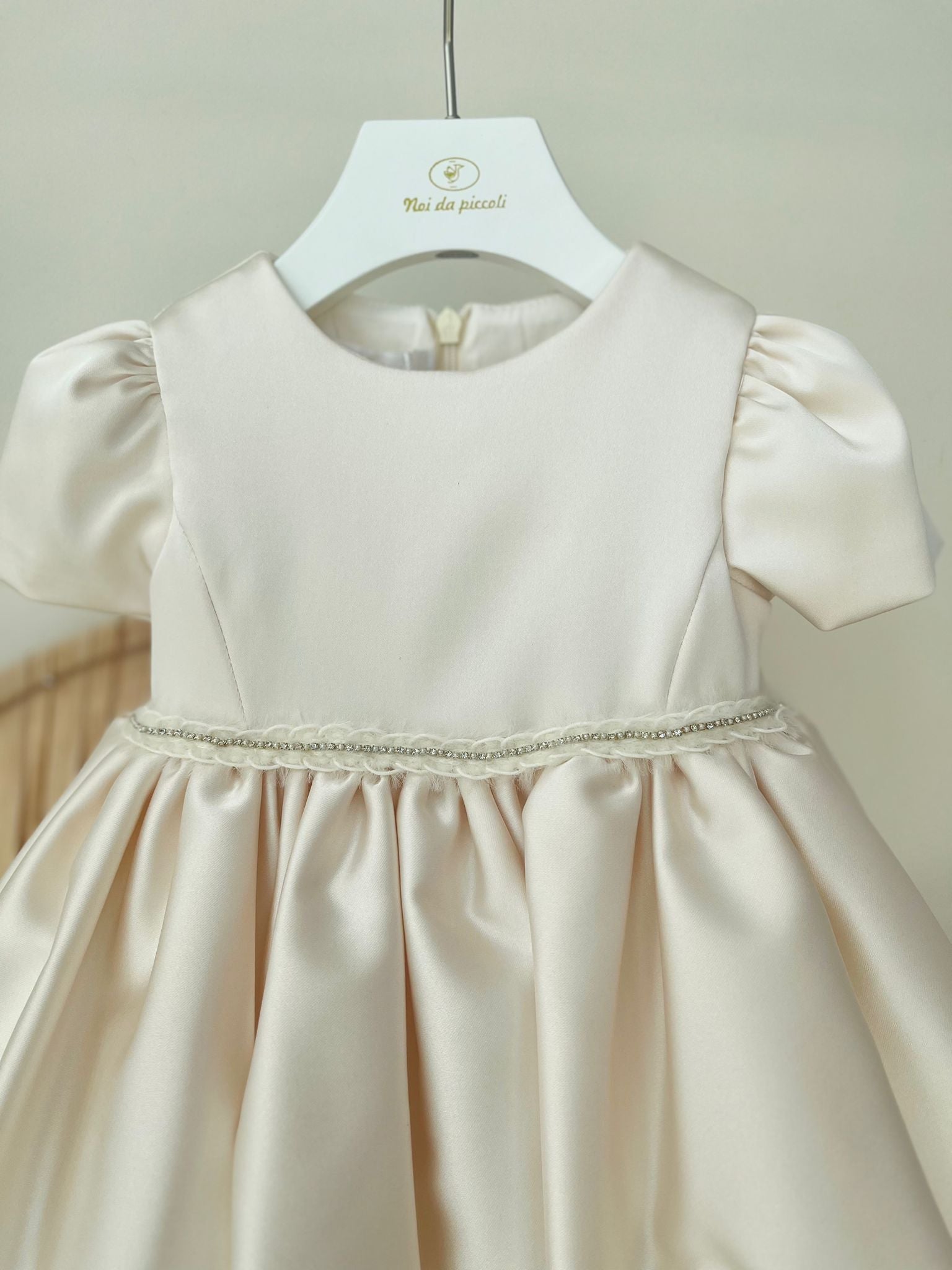ABITINO CERIMONIALE CON FASCIA CENTRALE DI BRILLANTINI CREMA - Noi da piccoli