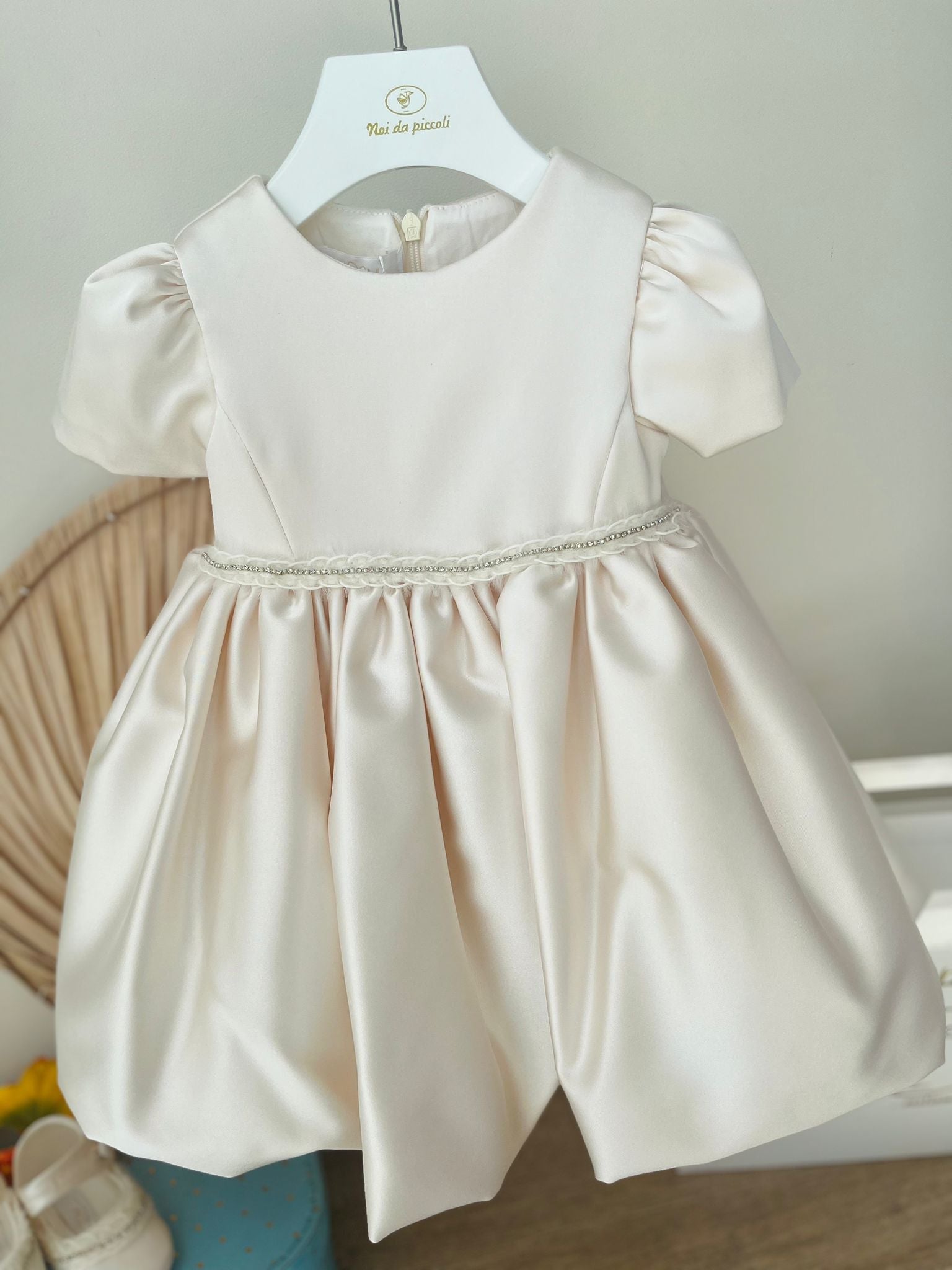 ABITINO CERIMONIALE CON FASCIA CENTRALE DI BRILLANTINI CREMA - Noi da piccoli