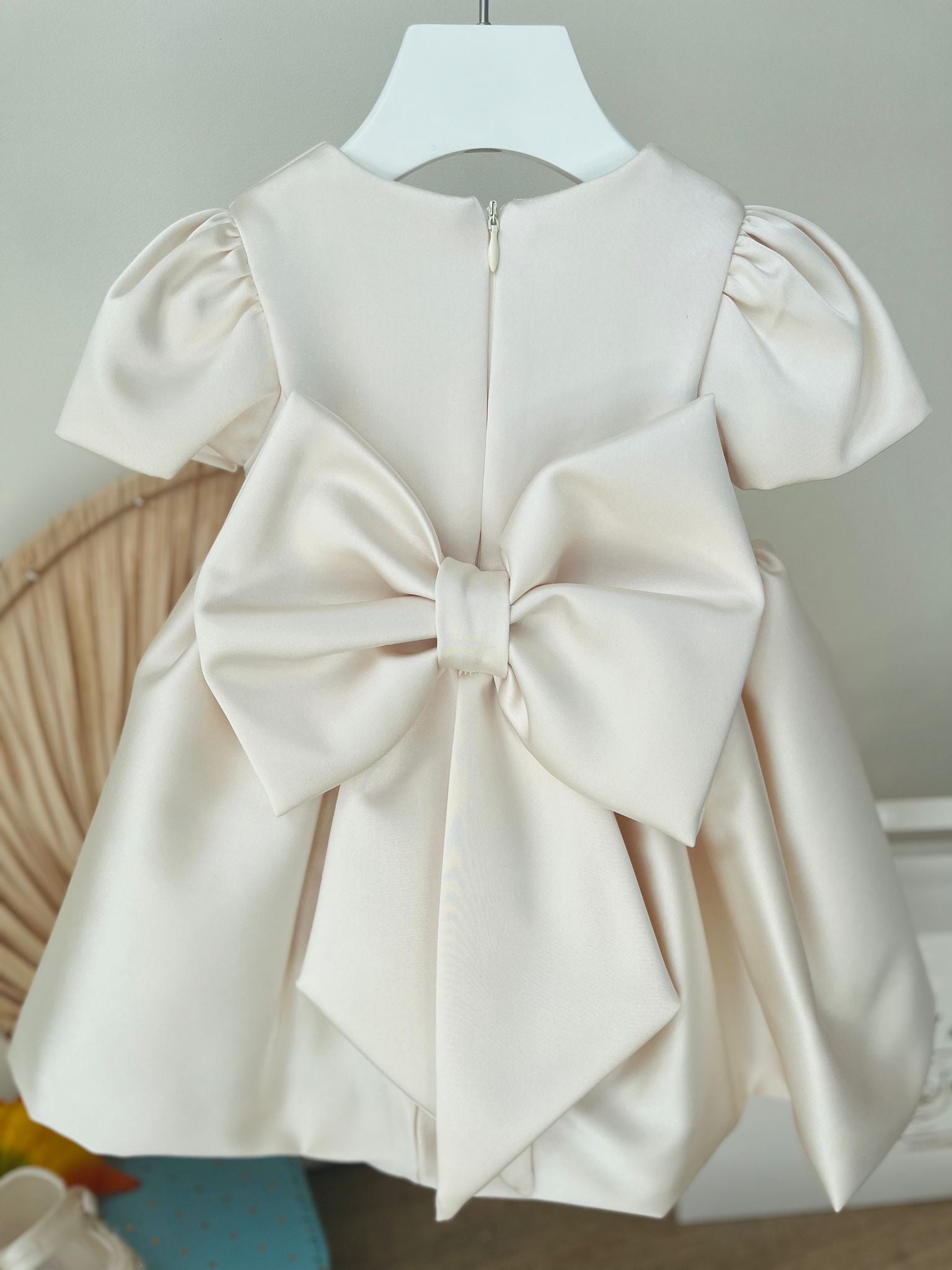 ABITINO CERIMONIALE CON FASCIA CENTRALE DI BRILLANTINI CREMA - Noi da piccoli