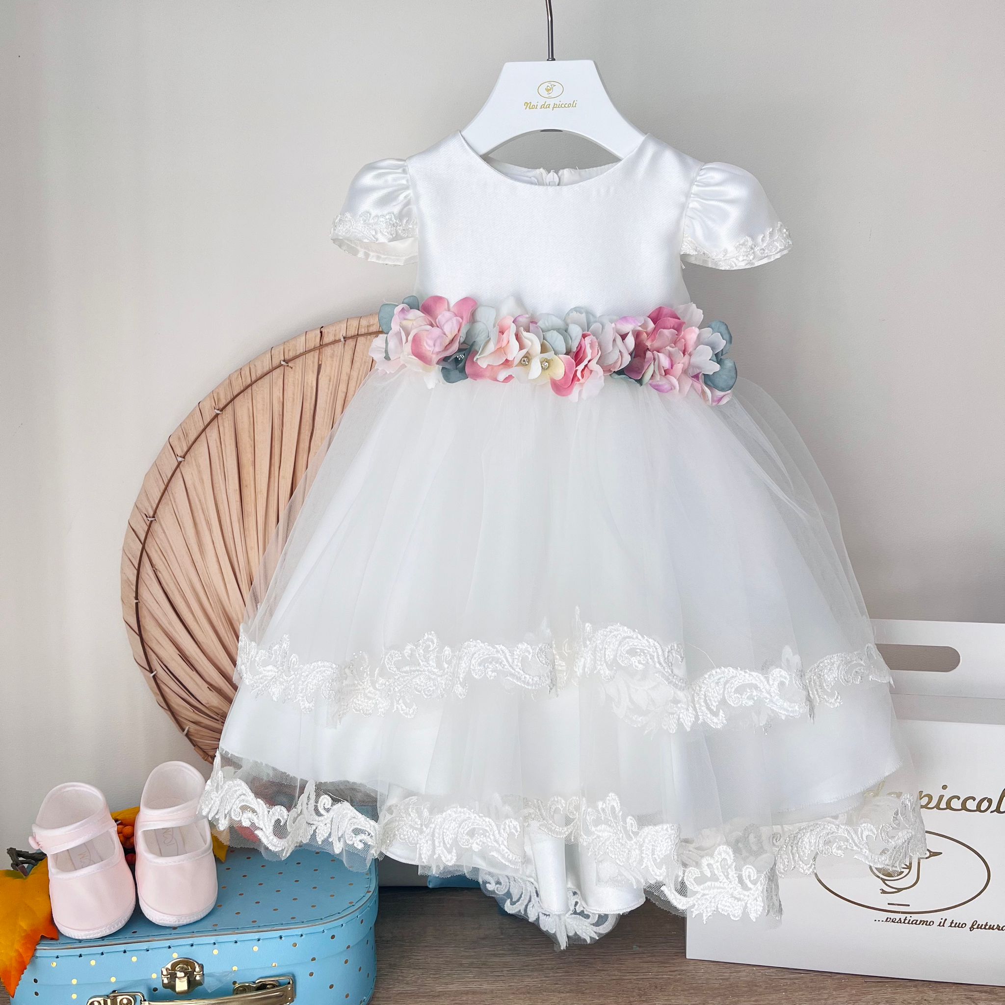 ABITINO CERIMONIALE CON FASCIA FLOREALE BIANCO VERDE - Noi da piccoli