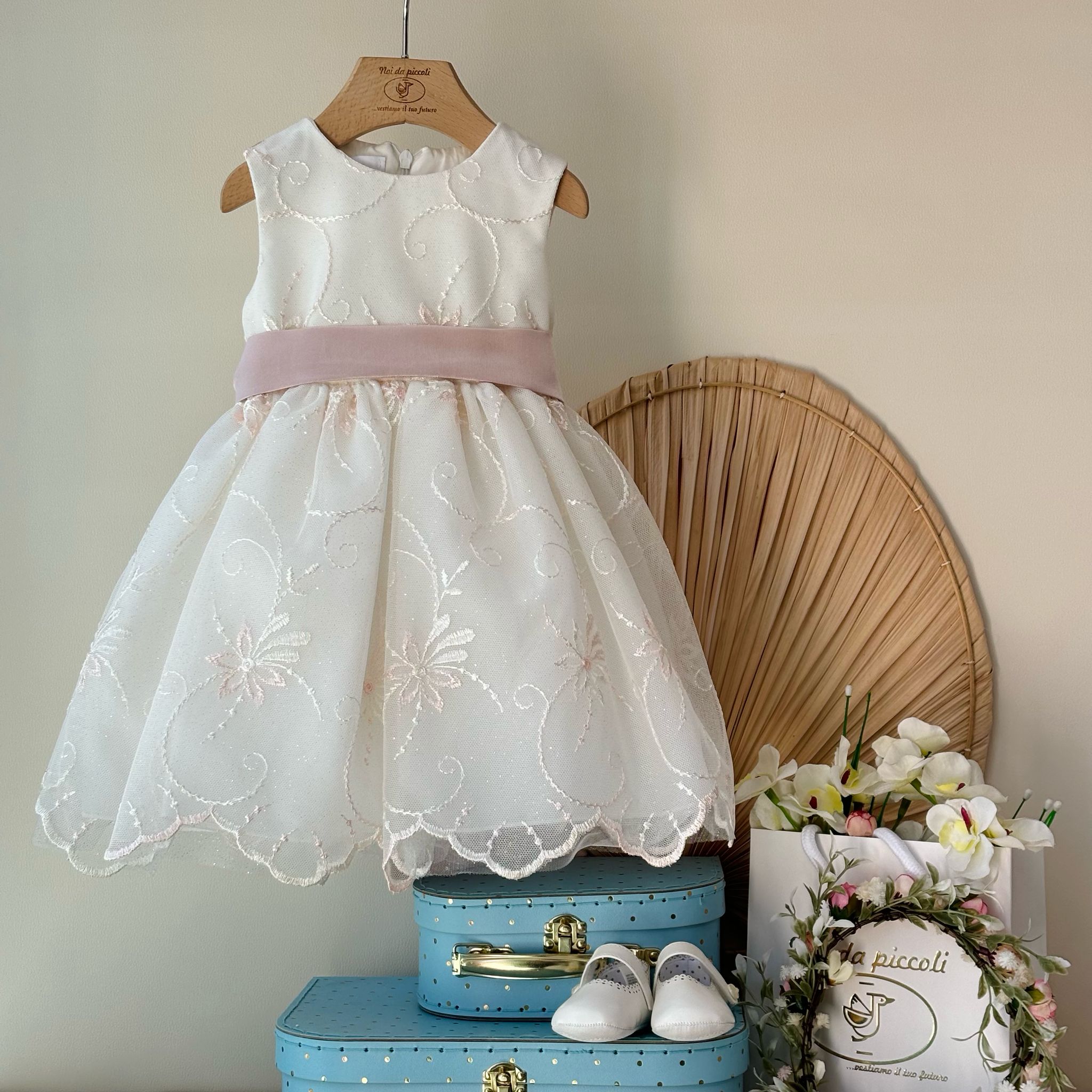 ABITINO CERIMONIALE CON RIFINITURE BIANCHE E ROSA - Noi da piccoli