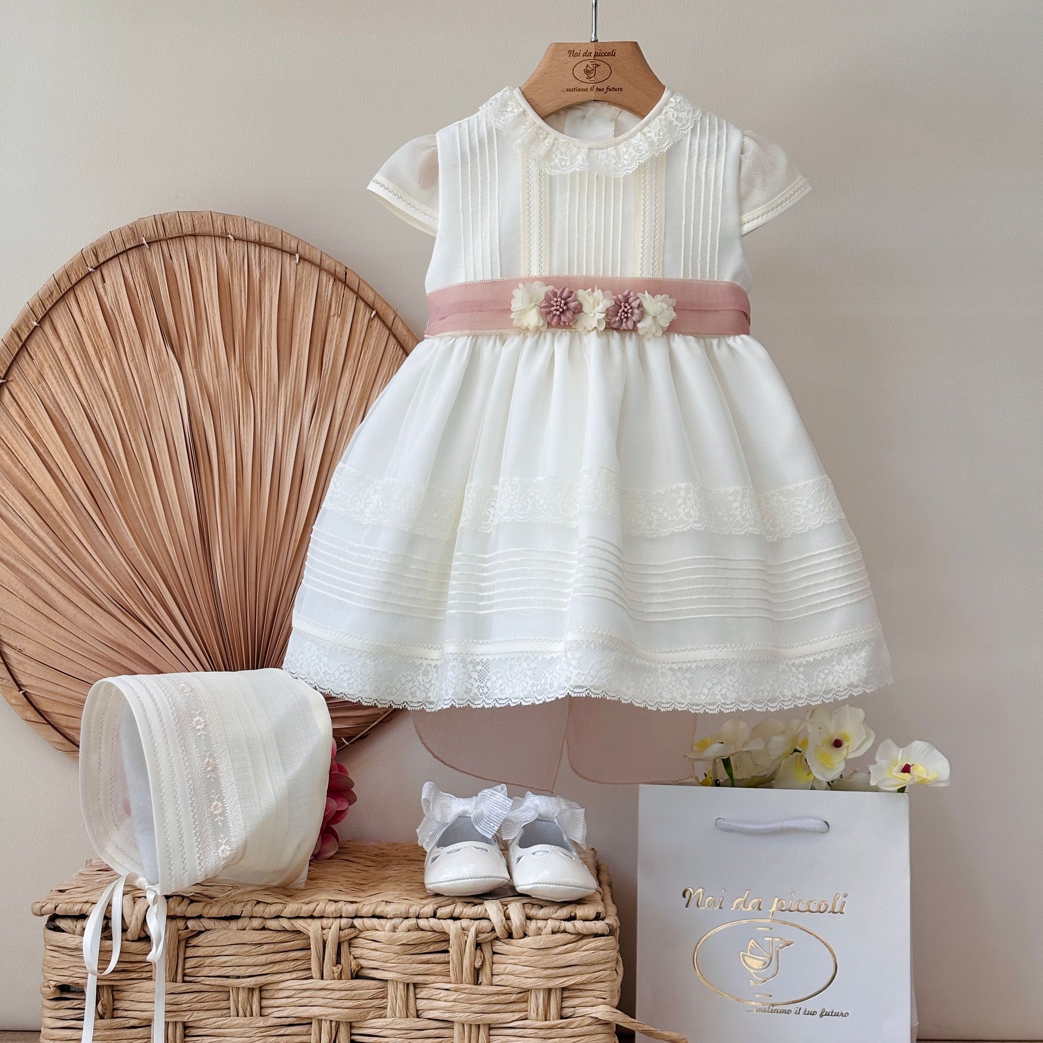 ABITINO CERIMONIALE INES AVORIO FASCIA ROSA - Noi da piccoli