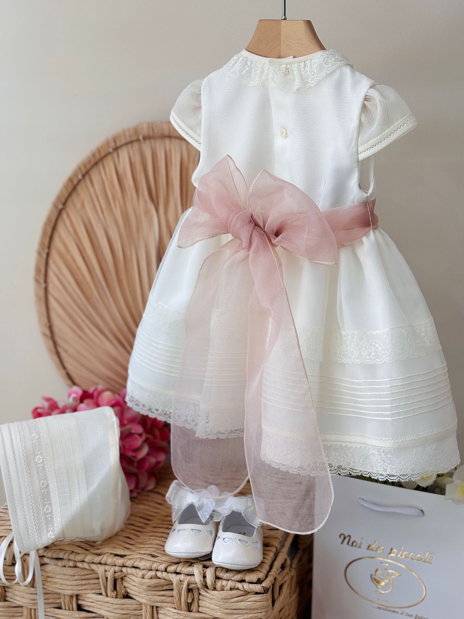 ABITINO CERIMONIALE INES AVORIO FASCIA ROSA - Noi da piccoli