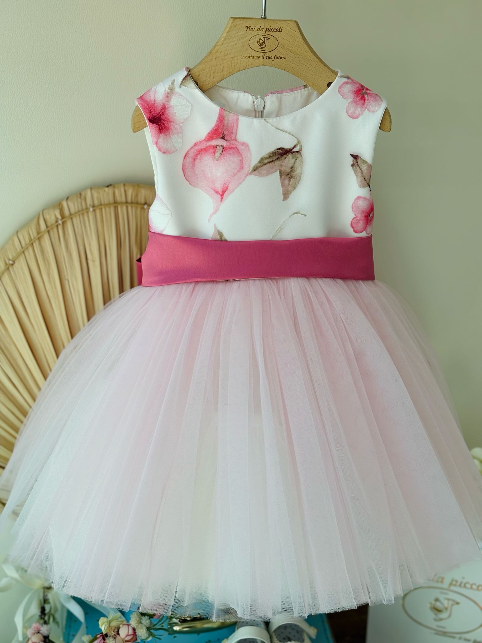 ABITINO CERIMONIALE ROSA E FIORI CON FASCIA FUXIA - Noi da piccoli