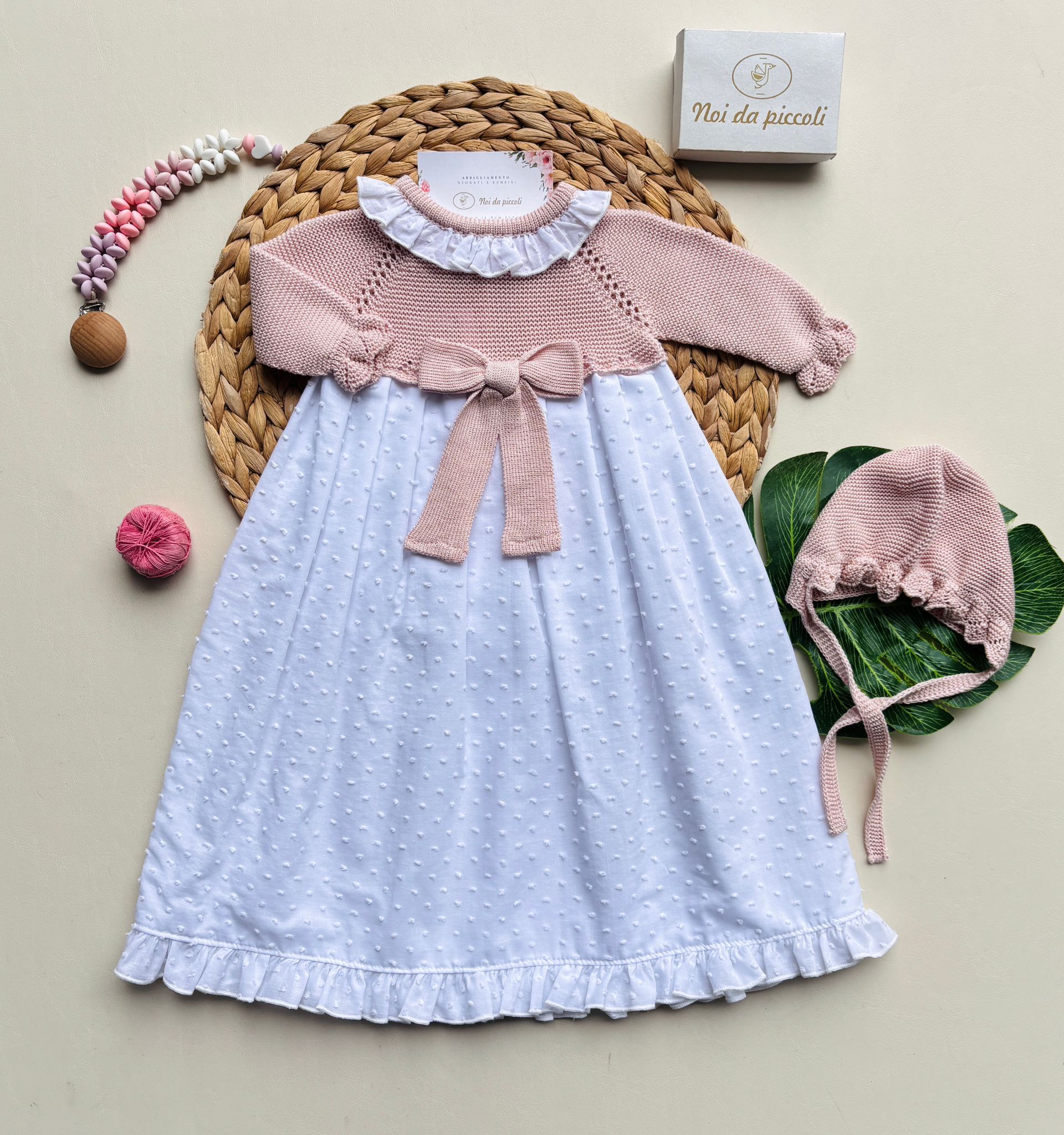 ABITINO IN COTONE BICOLOR CON PUNTI NODINI E FIOCCHETTO CENTRALE ABBINATA ALLA CUFFIA BIANCO ROSA - Noi da piccoli