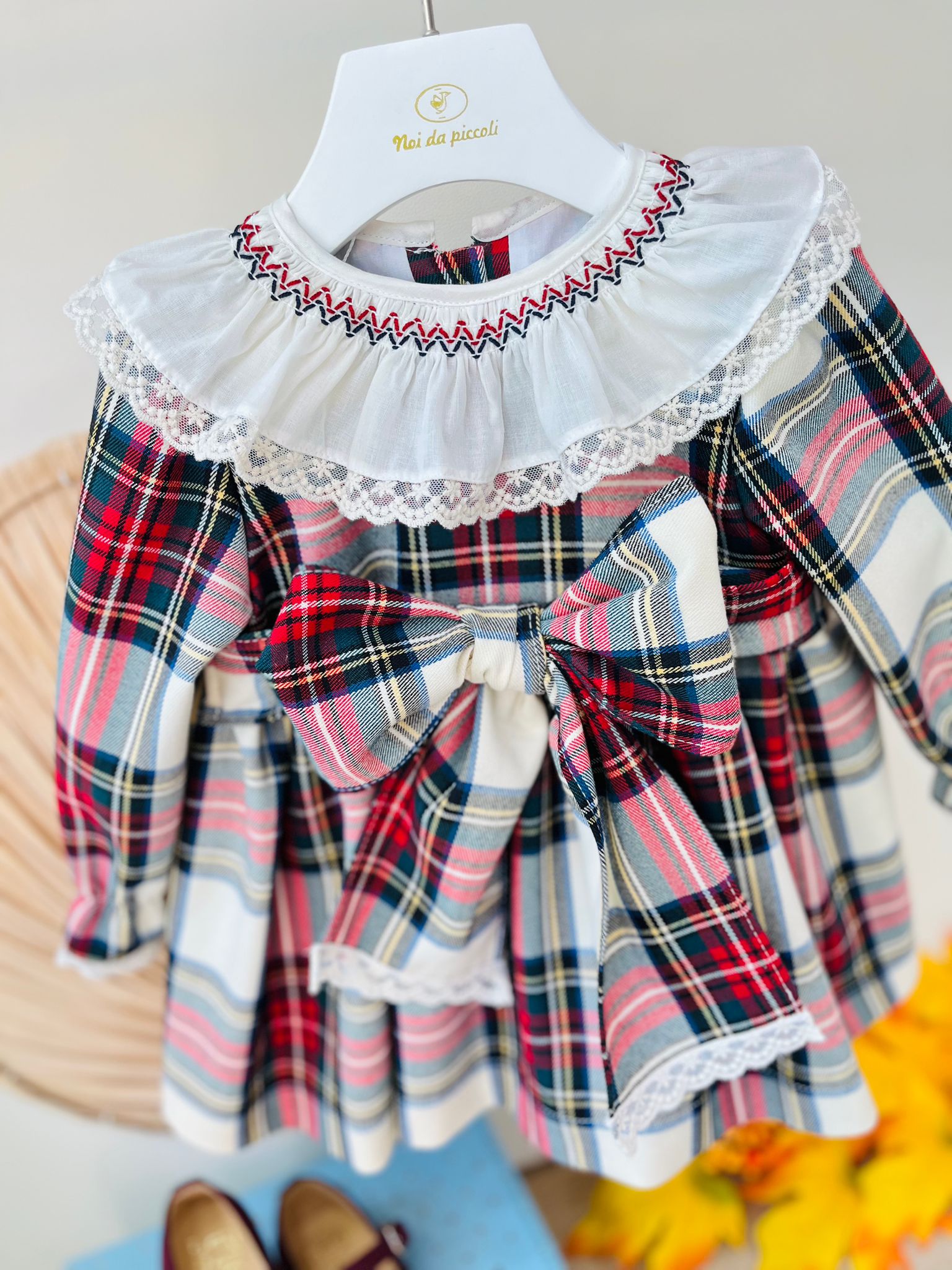 ABITINO IN TARTAN CON FIOCCO CENTRALE E COLLETTO A VOLANT RICAMATO ROSSO TARTAN - Noi da piccoli