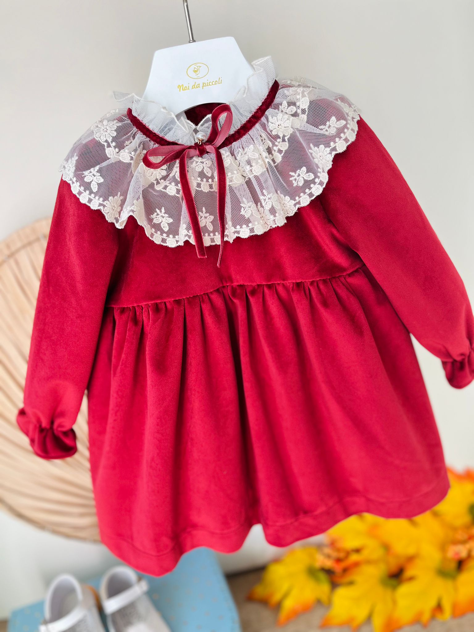 ABITINO IN VELLUTINO A MANICA LUNGA CON COLLETTO A VOLANT FIORELLINI RICAMATI BORDEAUX - Noi da piccoli