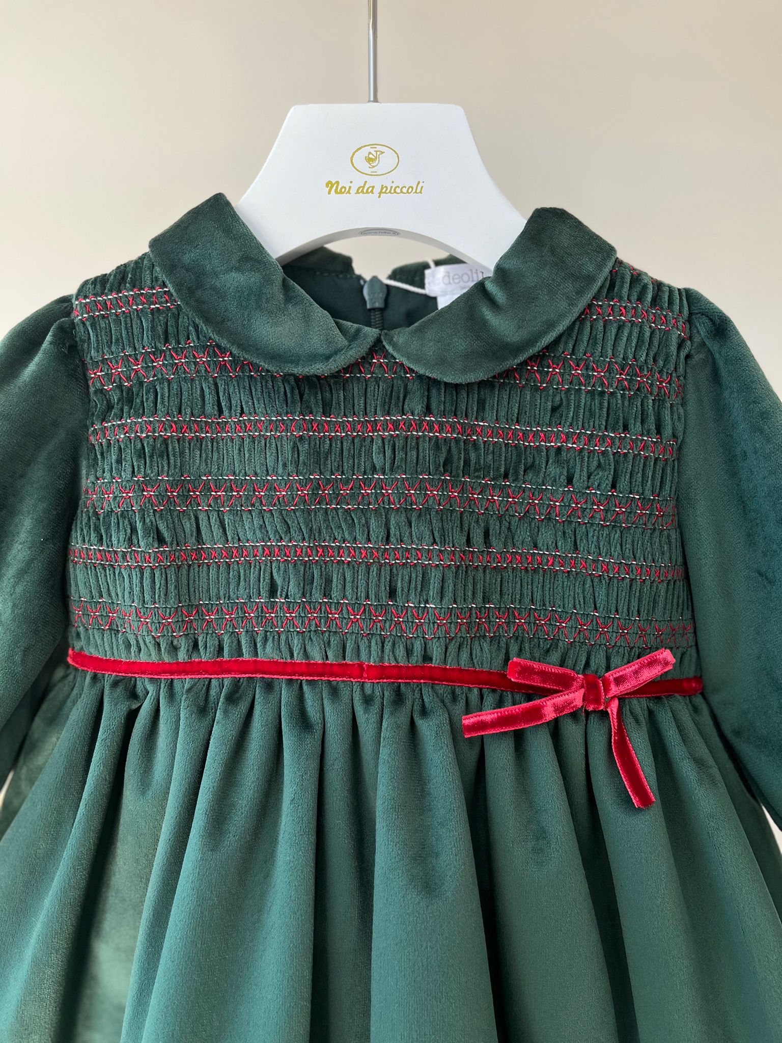 ABITINO IN VELLUTO CON RICAMINI E FIOCCHETTO ROSSO VERDE - Noi da piccoli