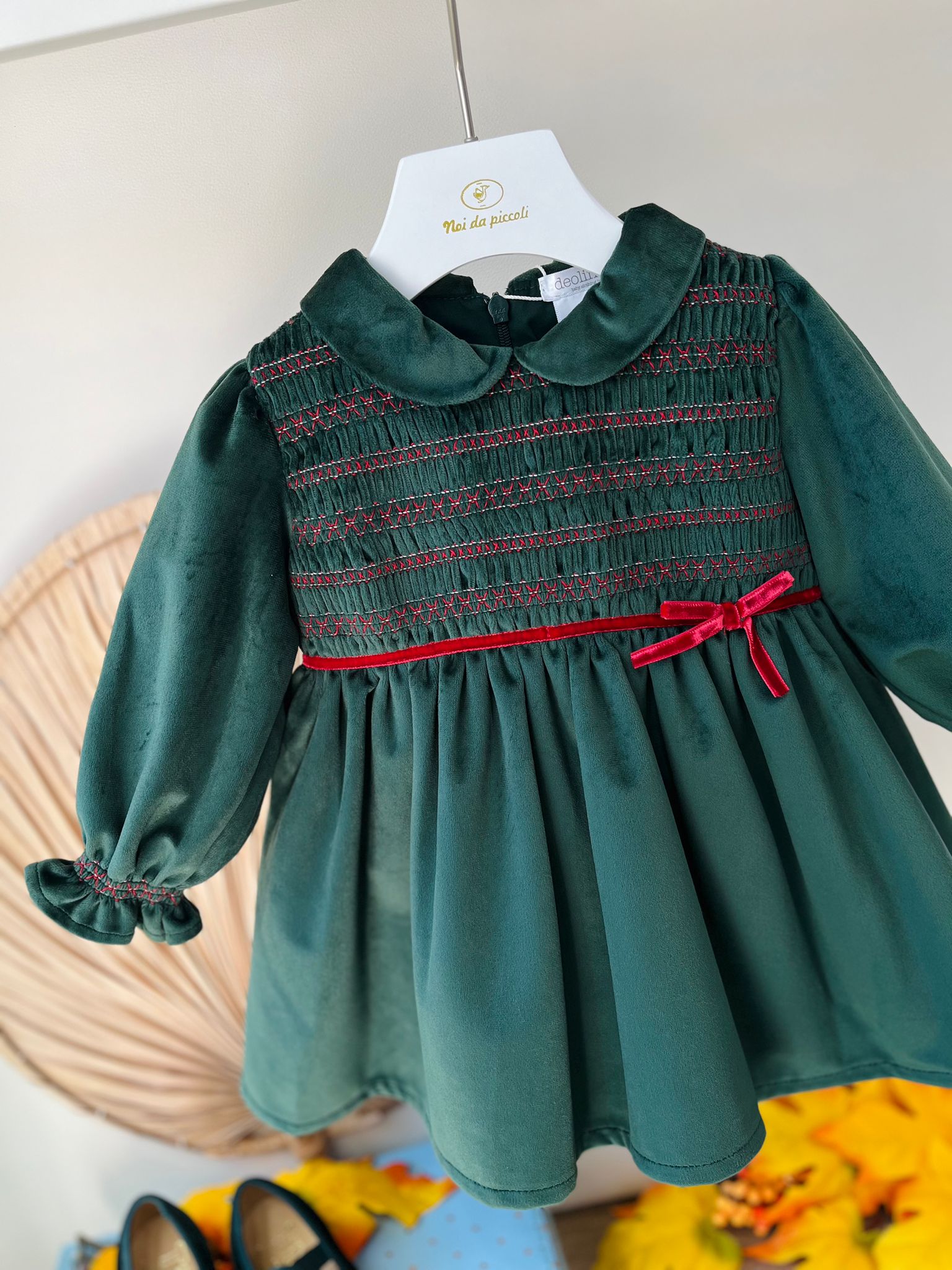 ABITINO IN VELLUTO CON RICAMINI E FIOCCHETTO ROSSO VERDE - Noi da piccoli