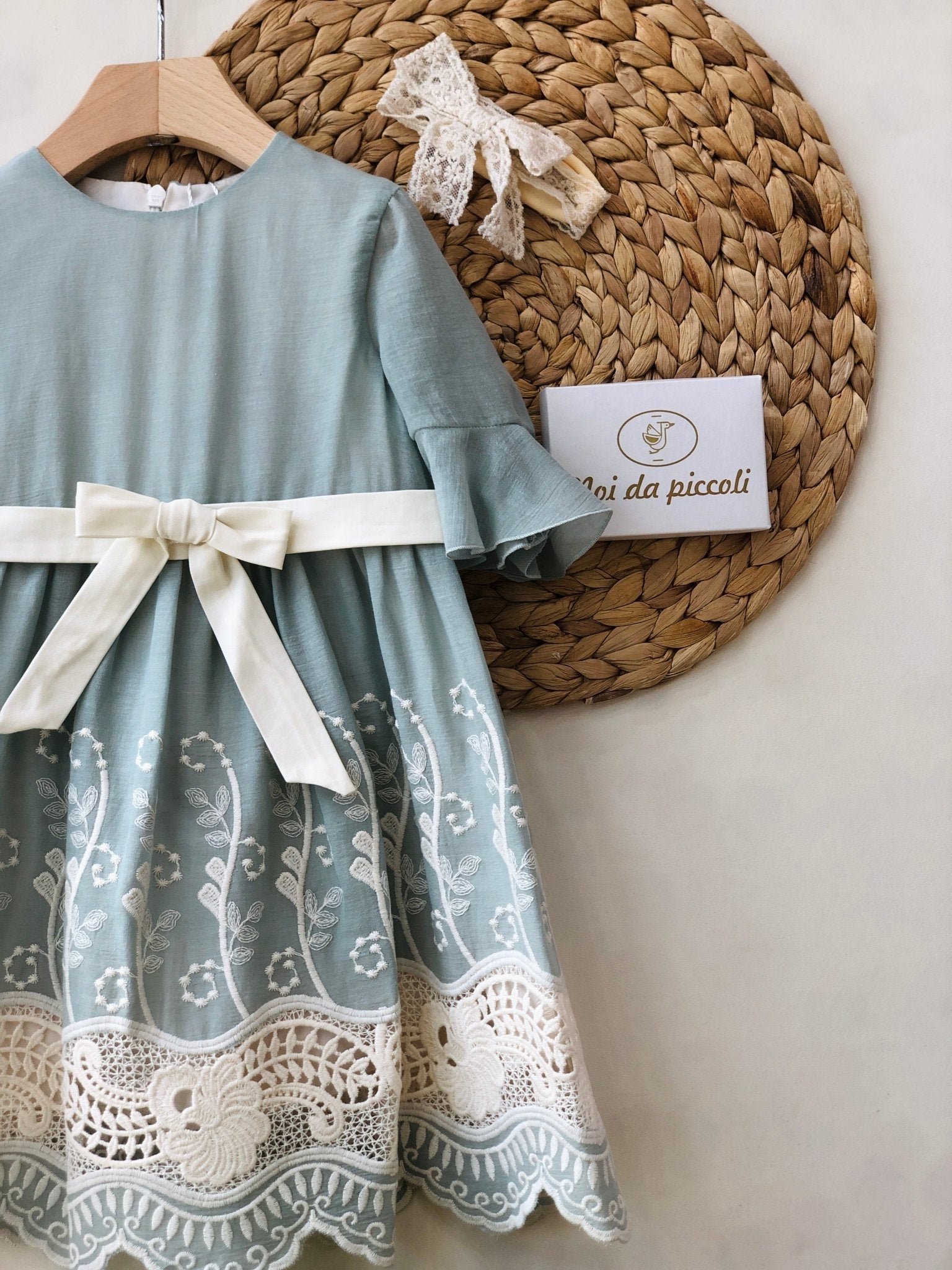 ABITINO SALVIA E PIZZO ELEGANTE ECRU CON FIOCCO - Noi da piccoli