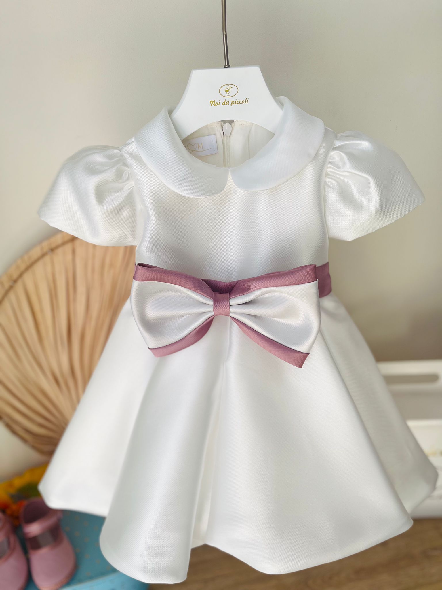 ABITIO CERIMONIALE CON FASCIA E FIOCCO CENTRALE BIANCO E ROSA - Noi da piccoli